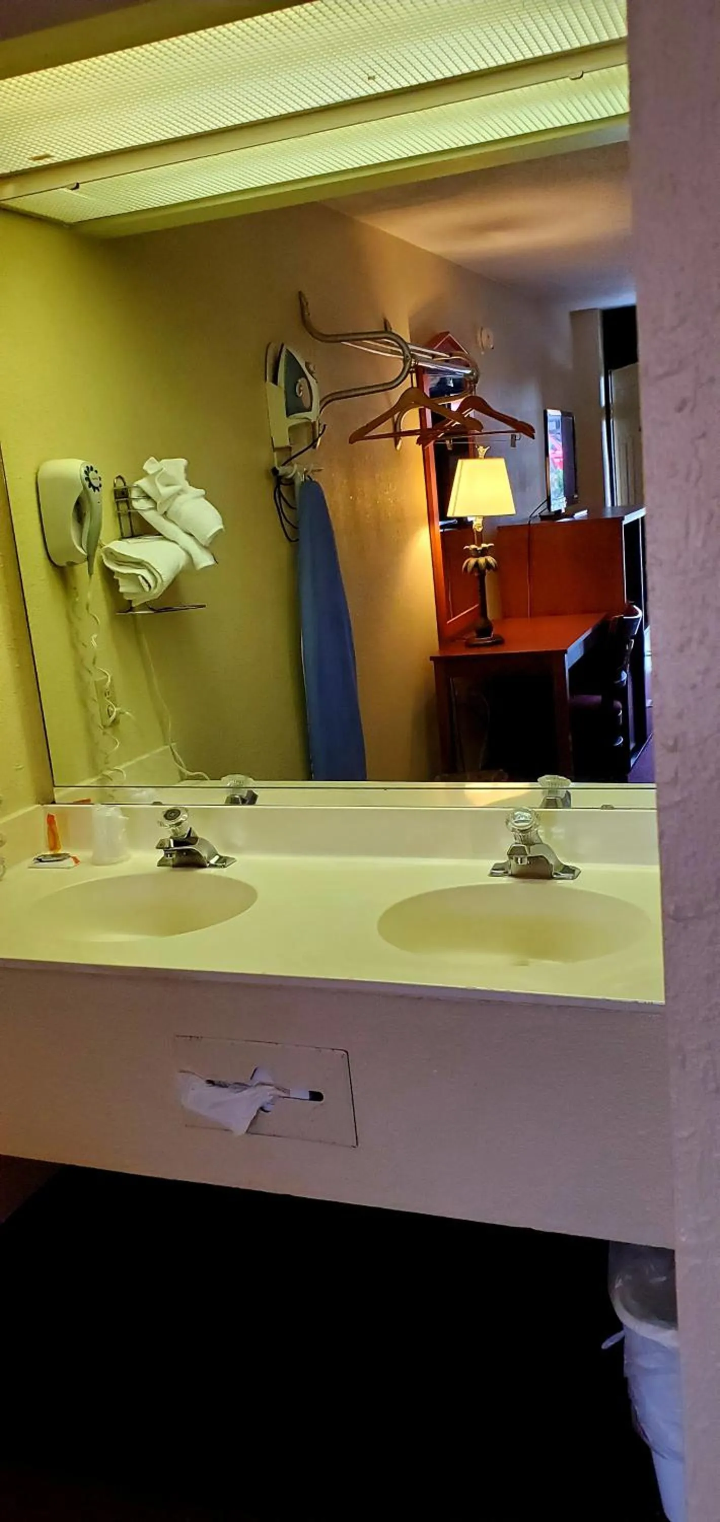 Bathroom in Conway Express Inn