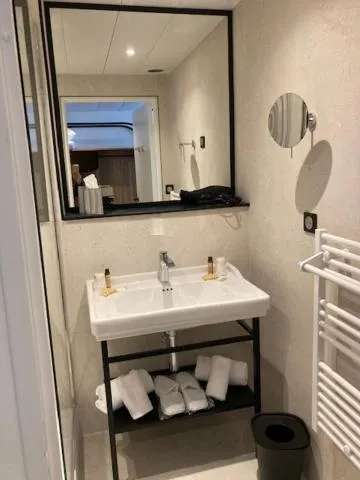 Bathroom in Hotel Vacances Bleues Villa Modigliani