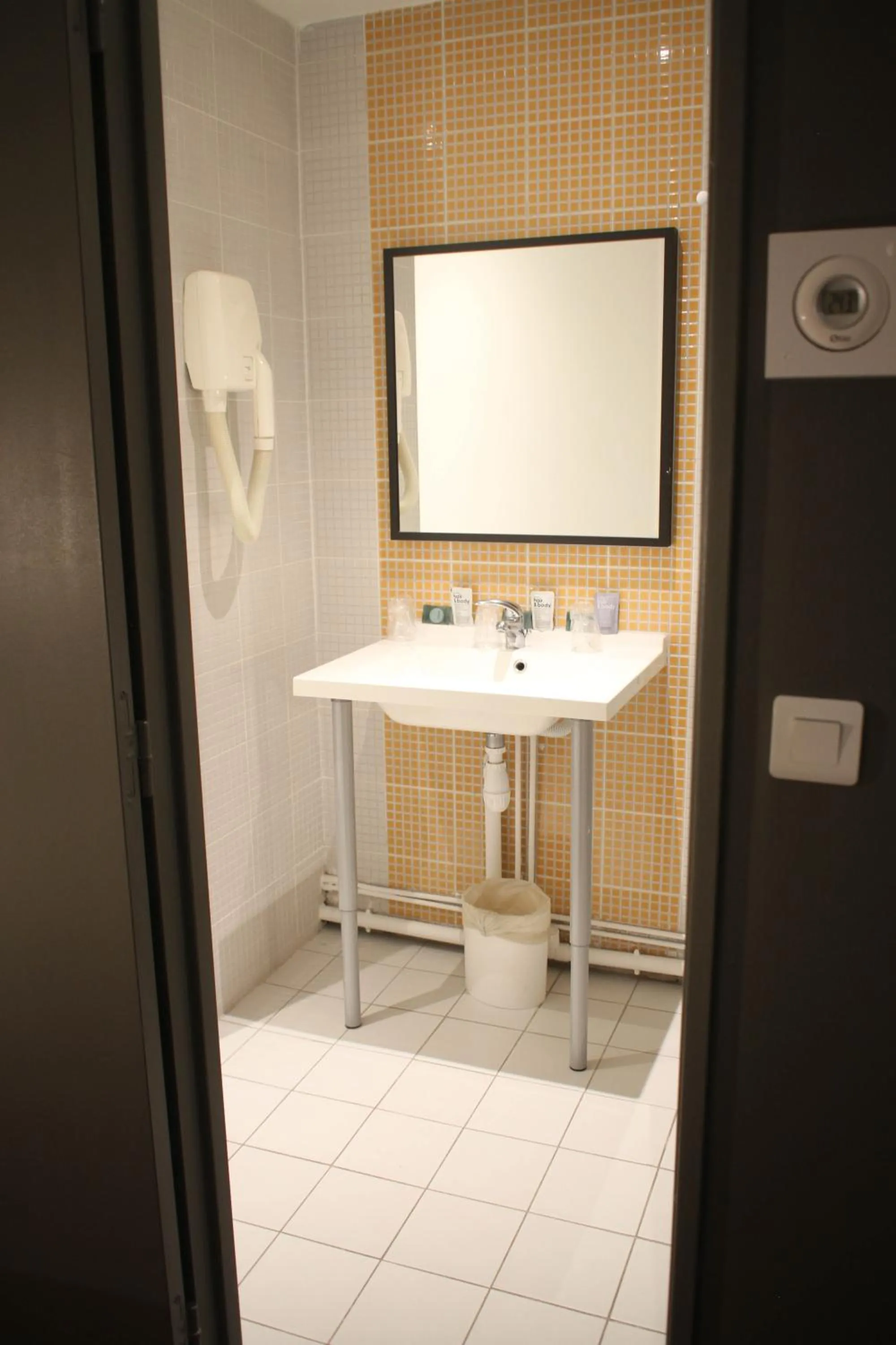 Bathroom in Orly Superior Hotel