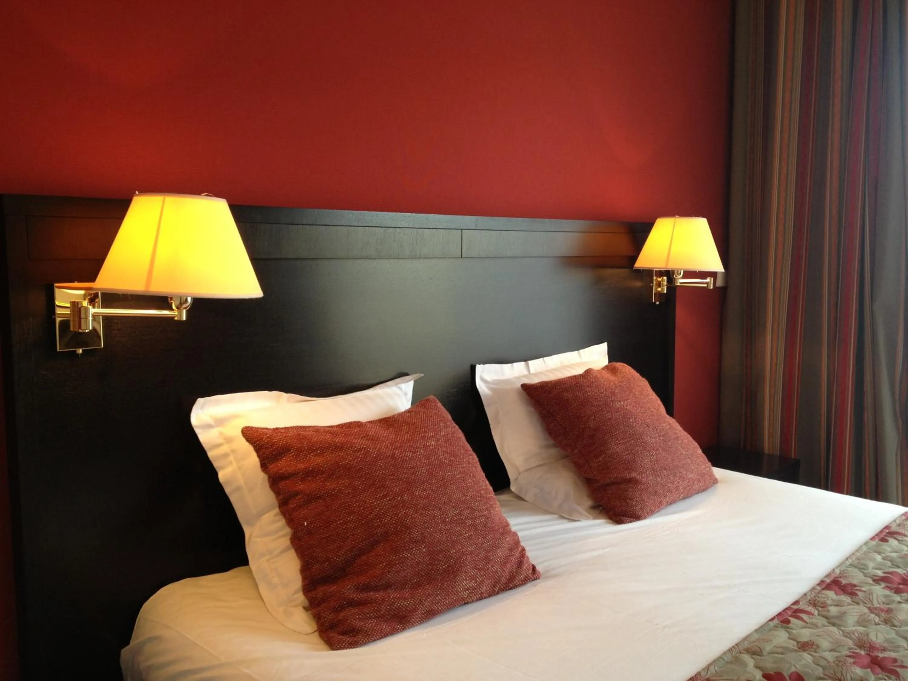 Bed in Logis Hotel Diana