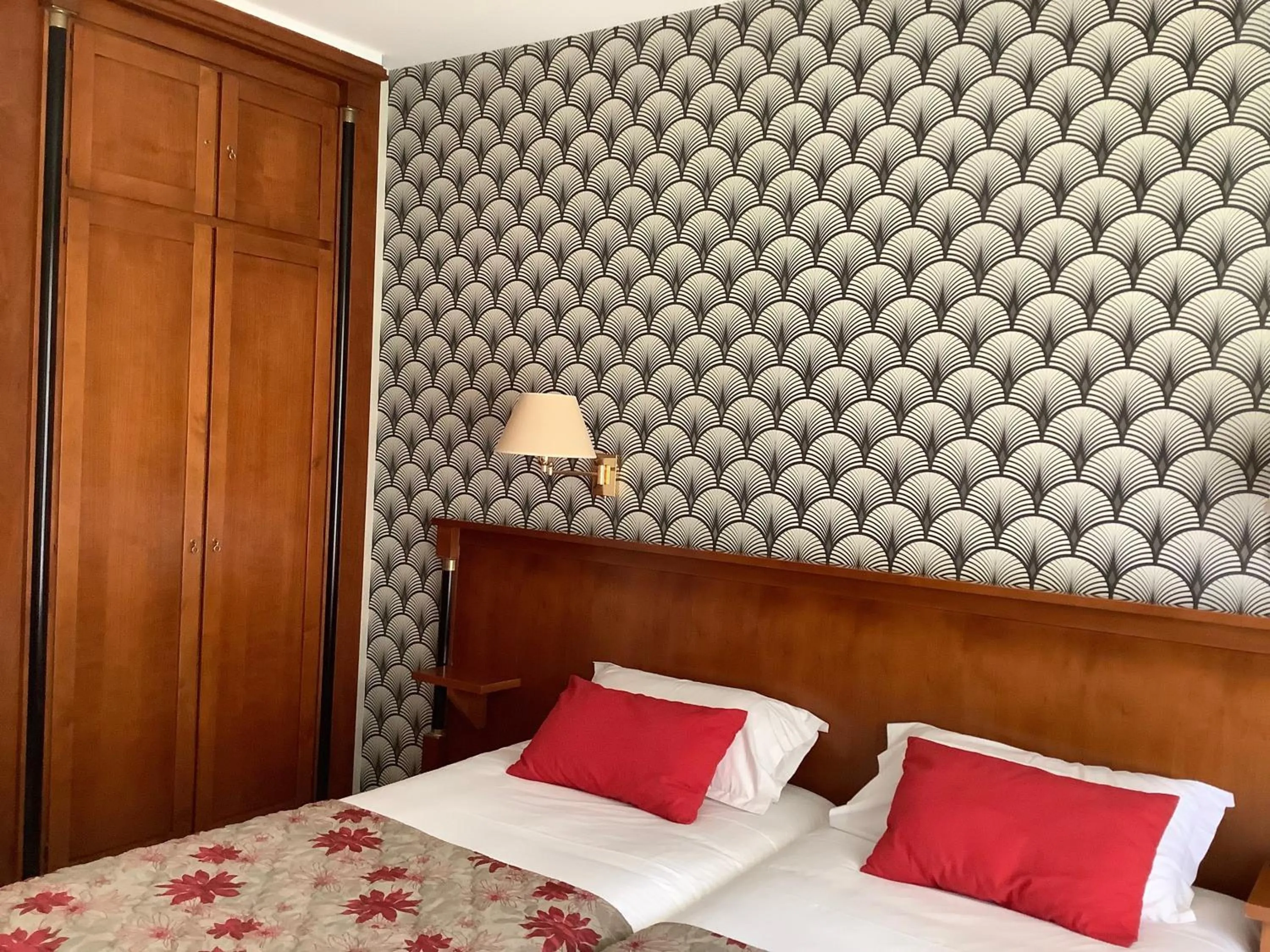 Shower, Bed in Logis Hotel Diana