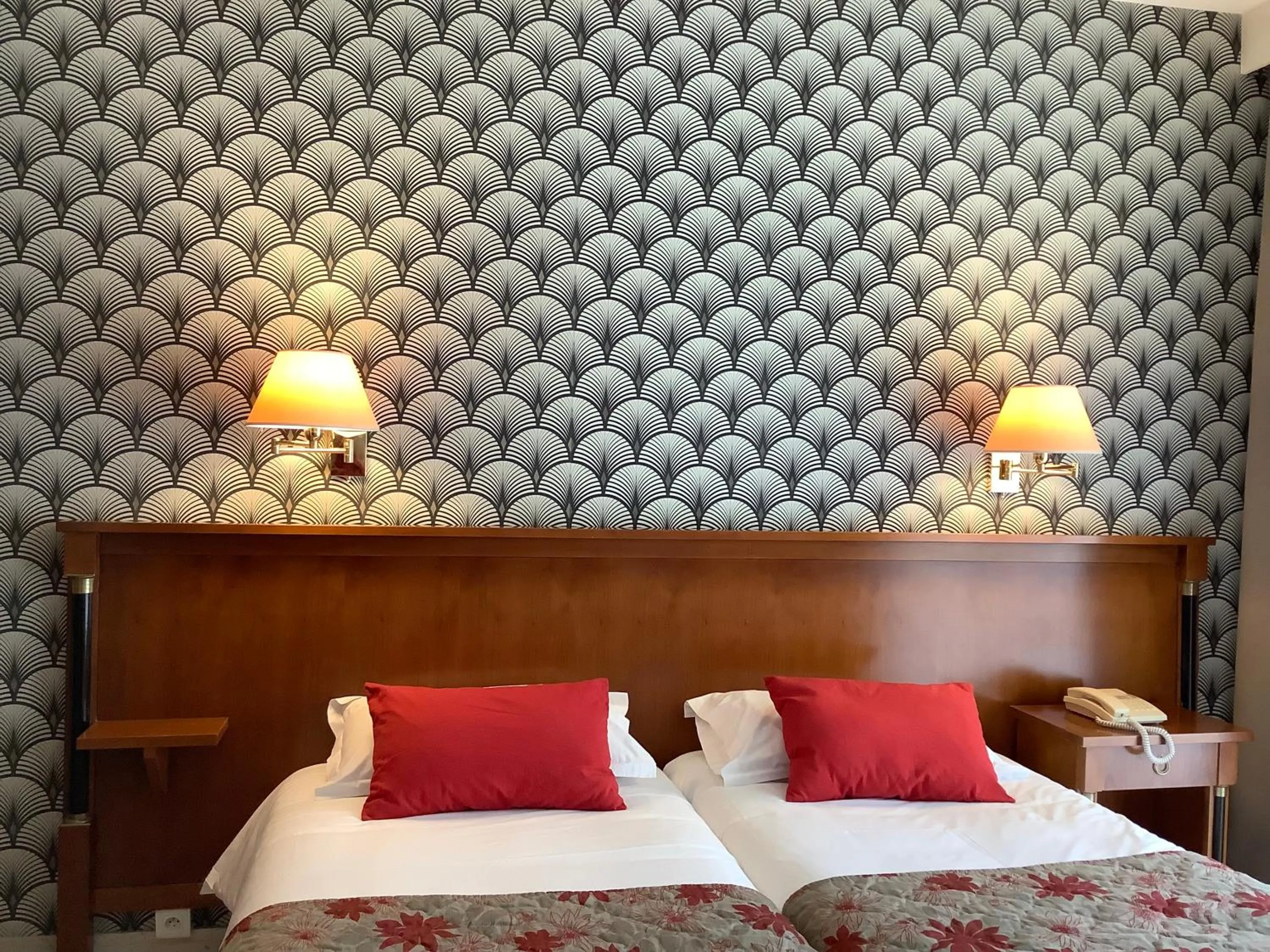 Shower, Bed in Logis Hotel Diana