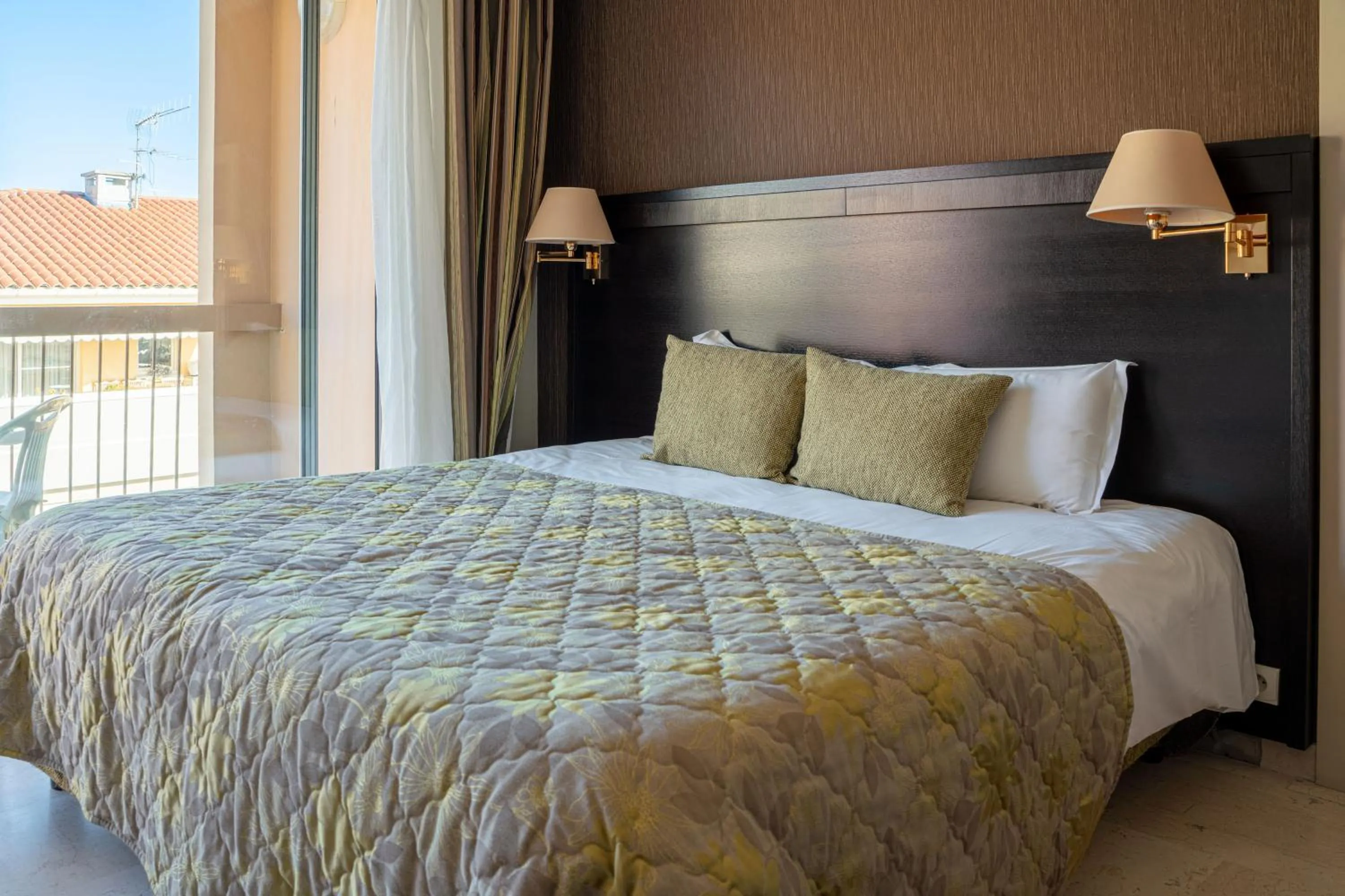 Bed in Logis Hotel Diana