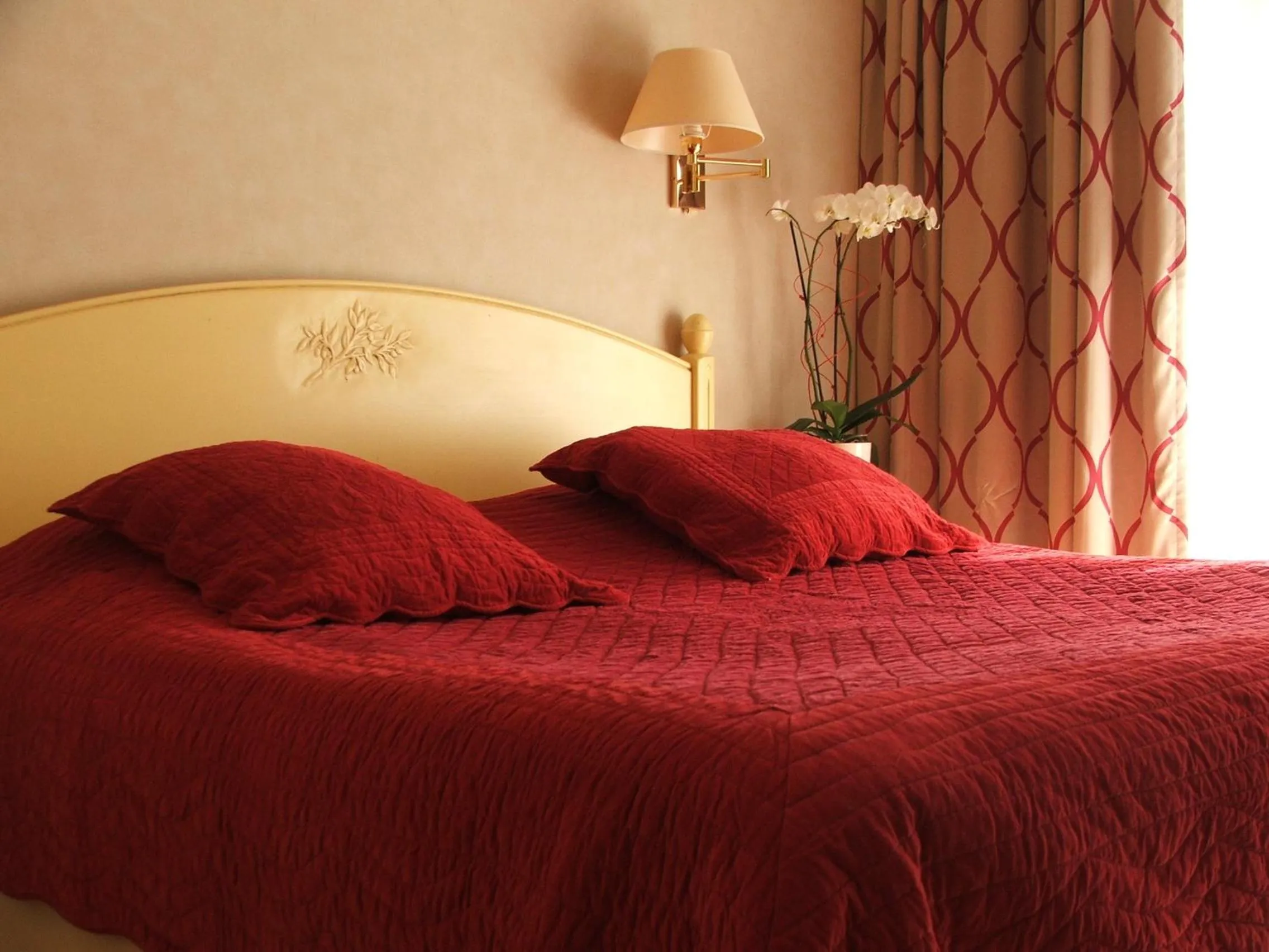 Coffee/tea facilities, Bed in Logis Hotel Diana