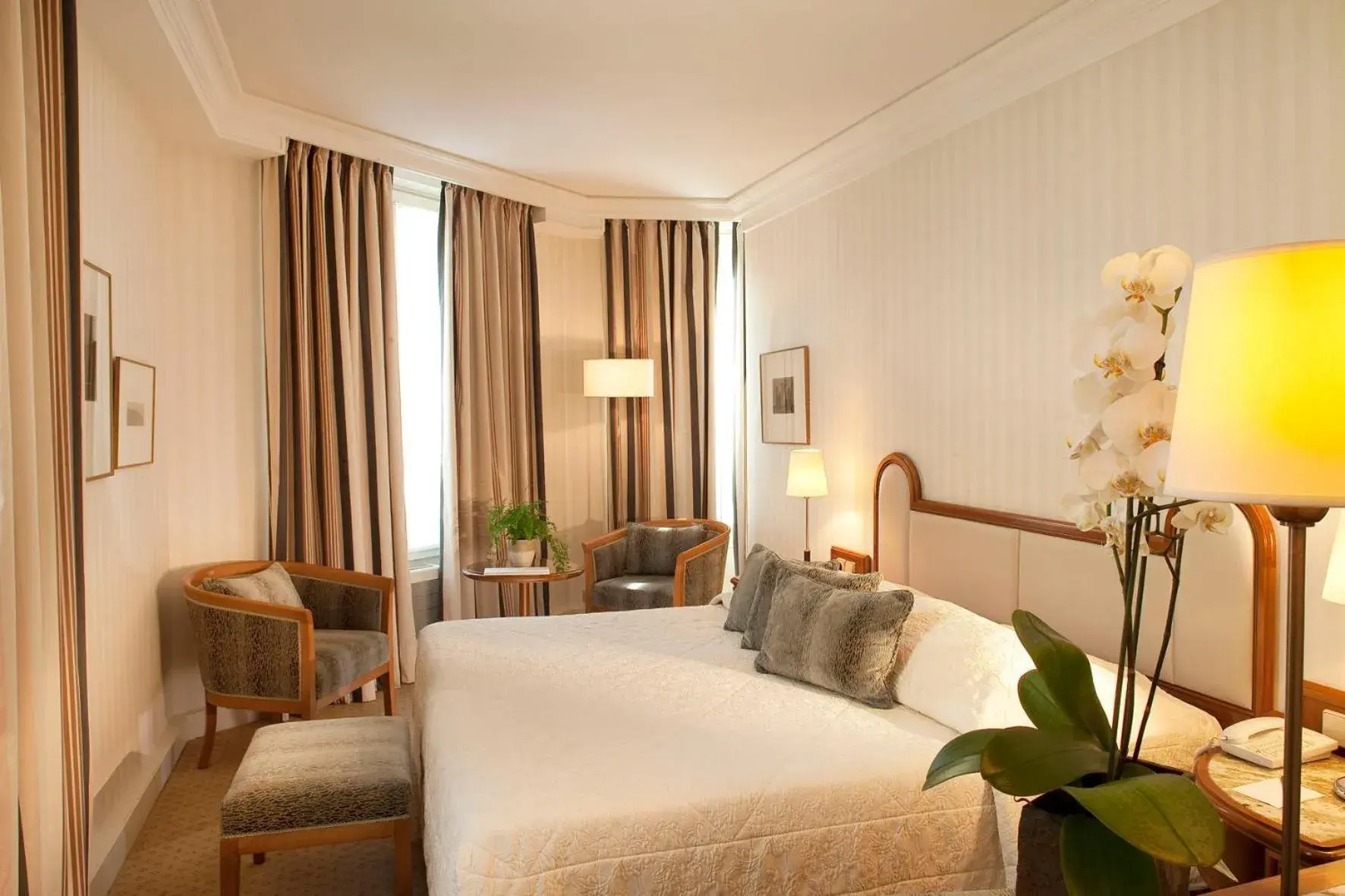 Double room with twin beds and additional bed. in Hôtel De l'Arcade Double room with twin beds and additional bed. in Hôtel De l'Arcade