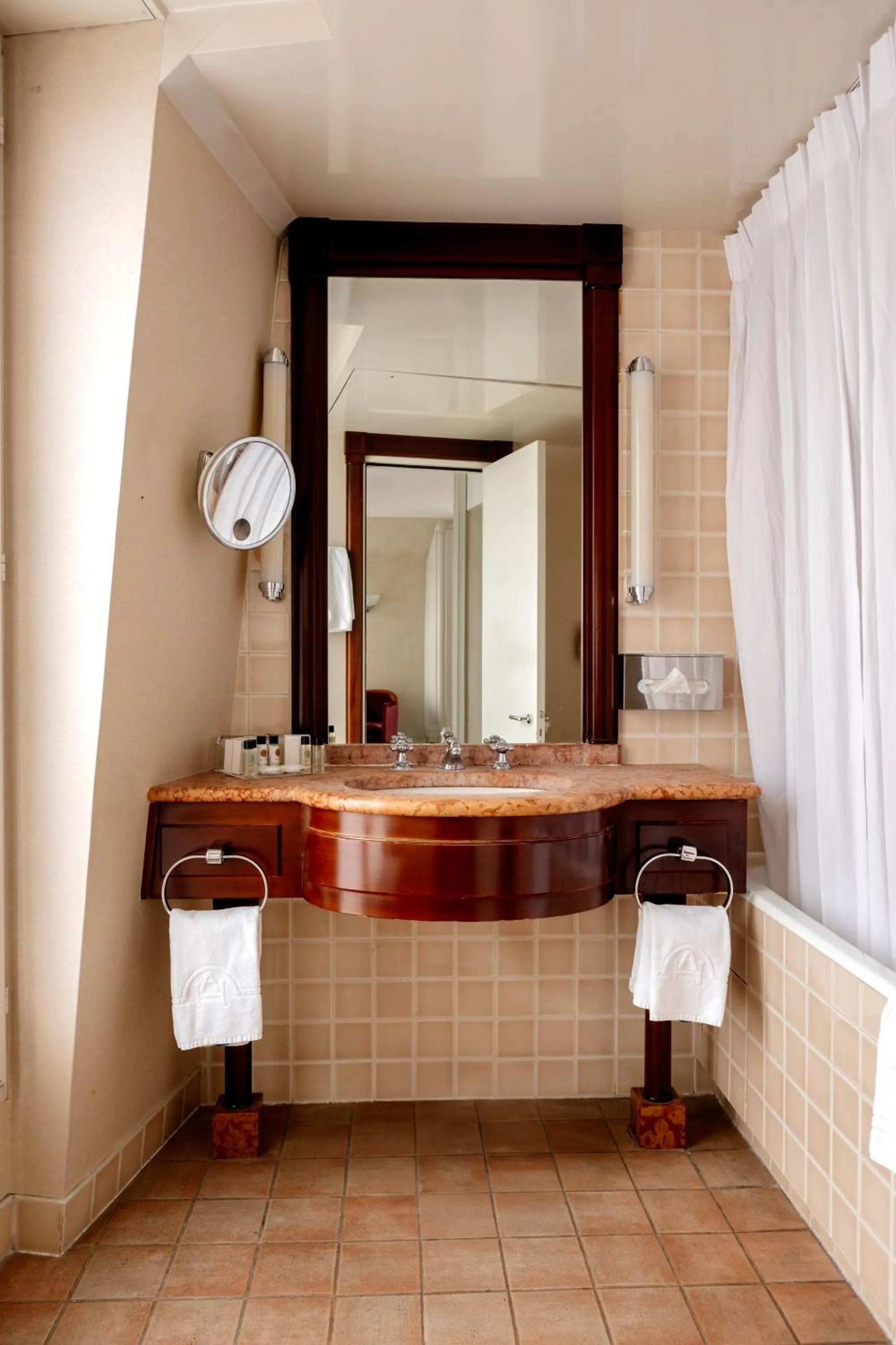 Bathroom in Hôtel De l'Arcade
