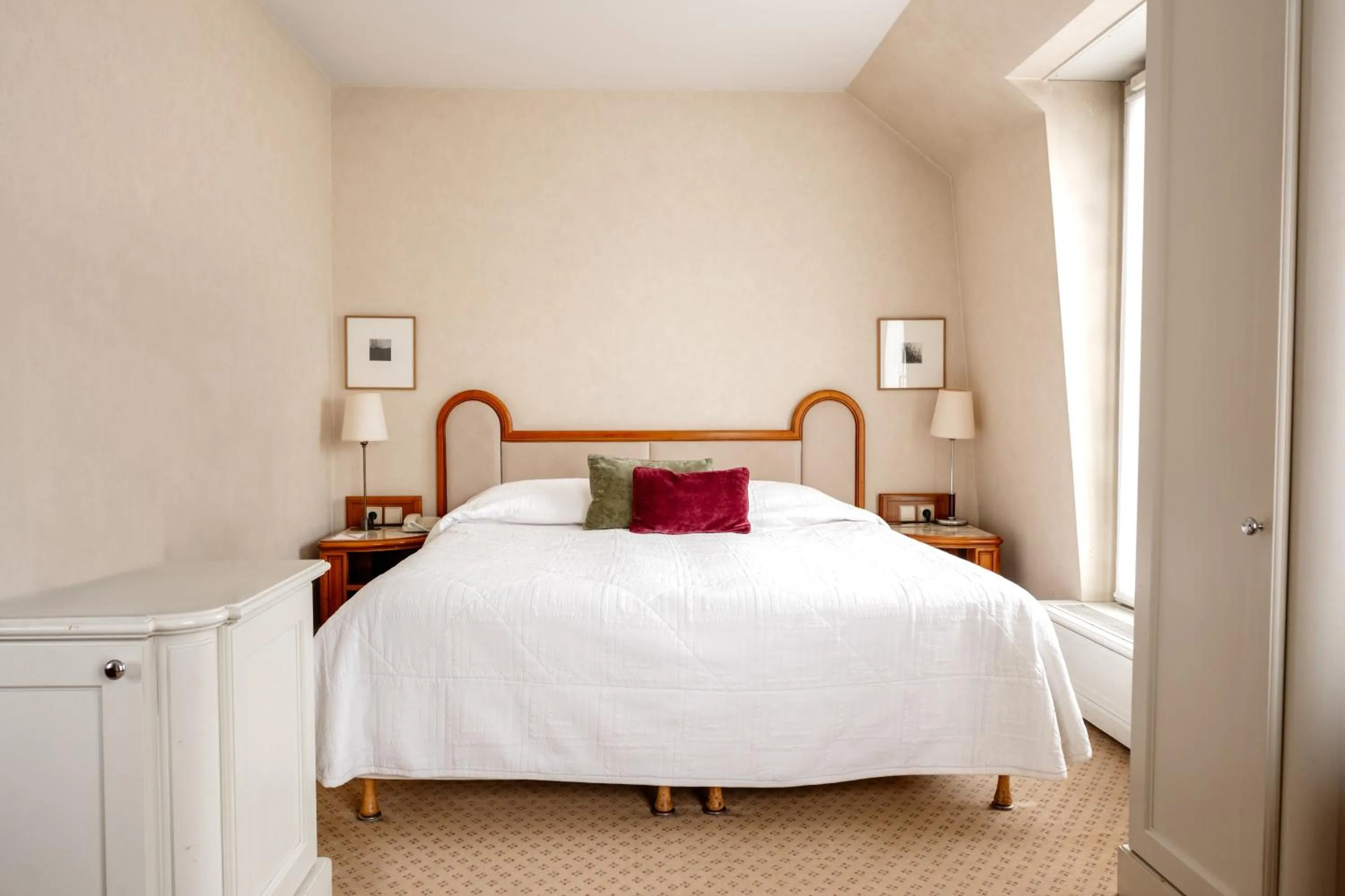 Bed in Hôtel De l'Arcade