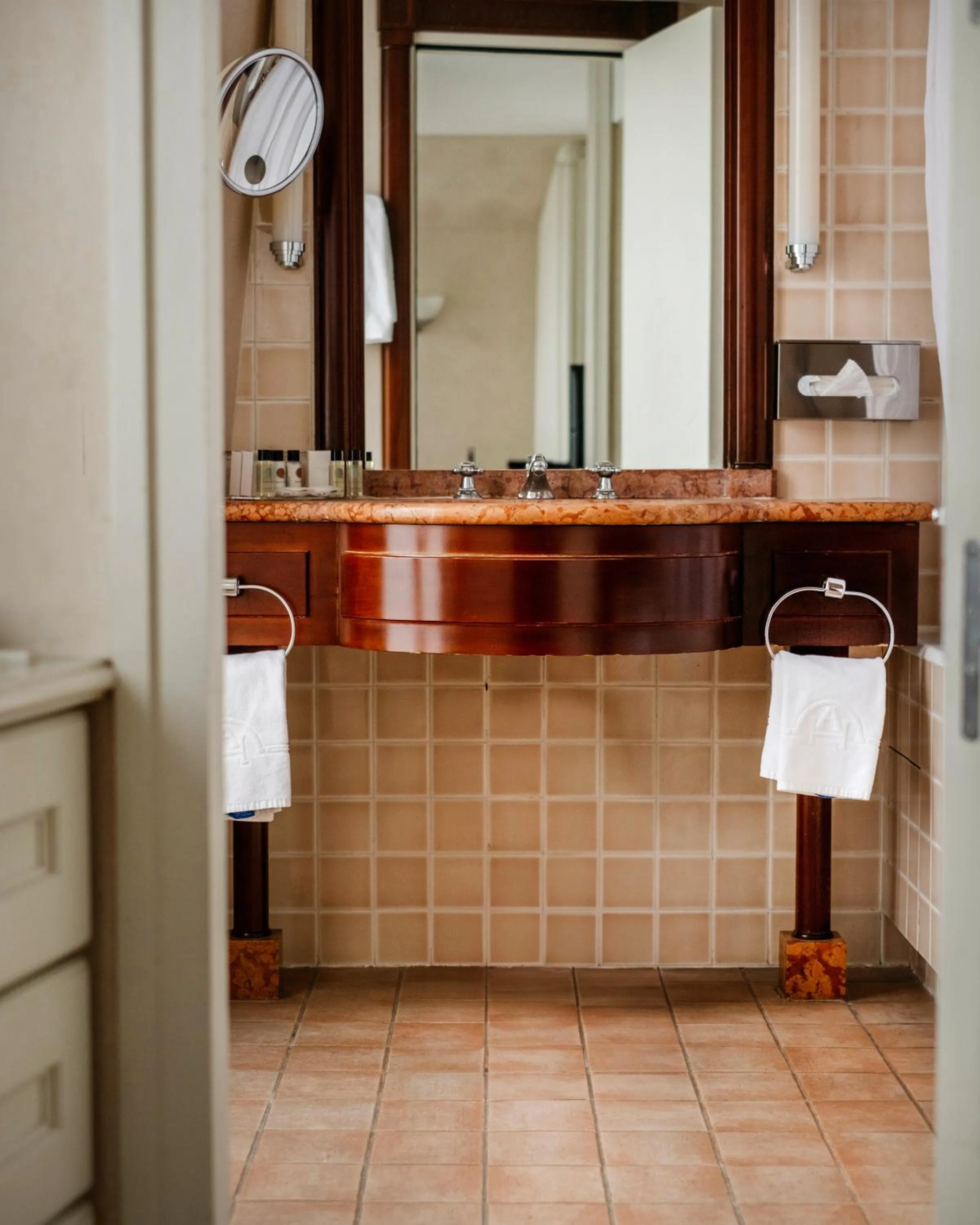 Bathroom in Hôtel De l'Arcade