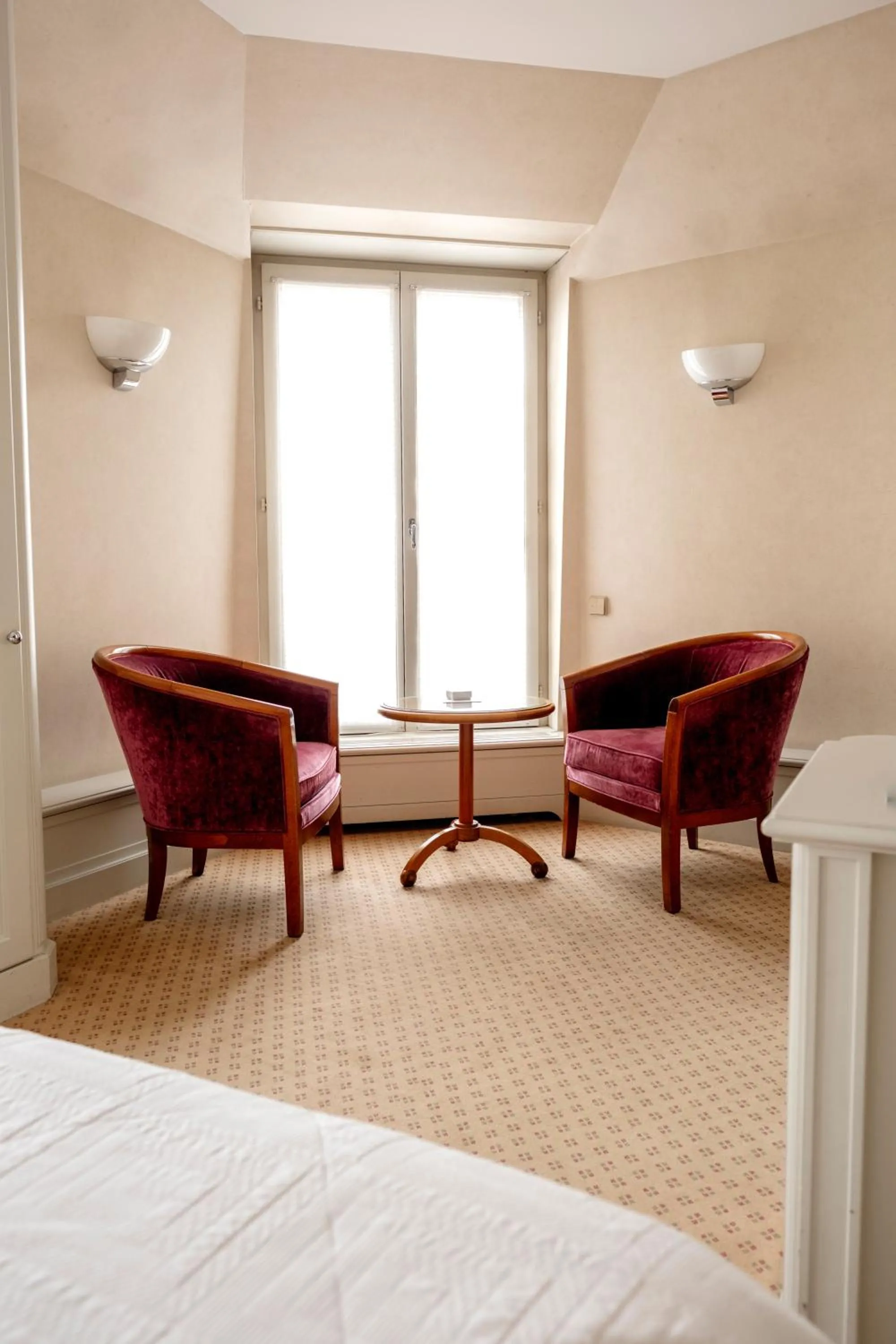 Living room, Bed in Hôtel De l'Arcade