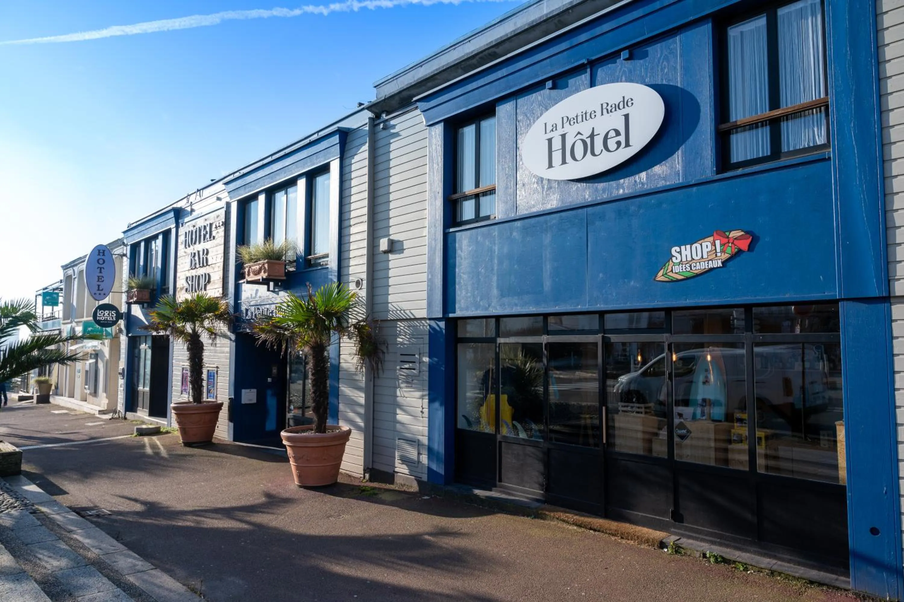 Facade/entrance in LOGIS HOTEL - La Petite Rade