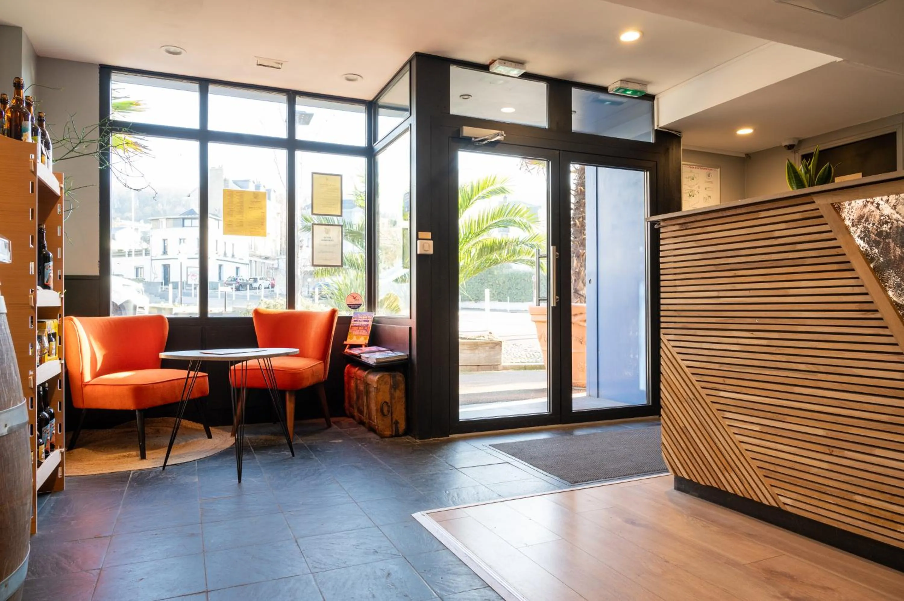 Lobby or reception in LOGIS HOTEL - La Petite Rade