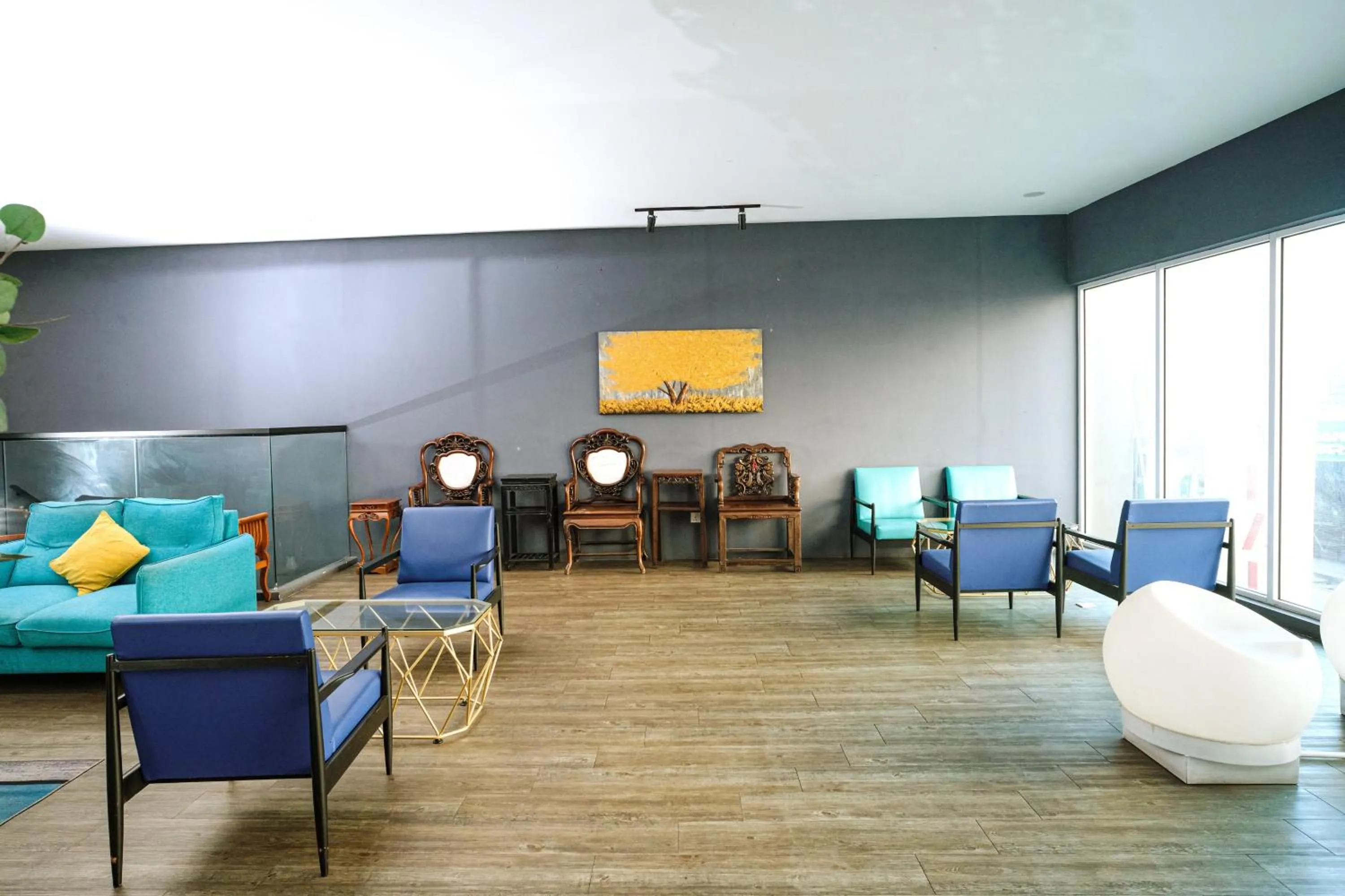 Seating area in Palette Georgetown Formerly WoW Hotel