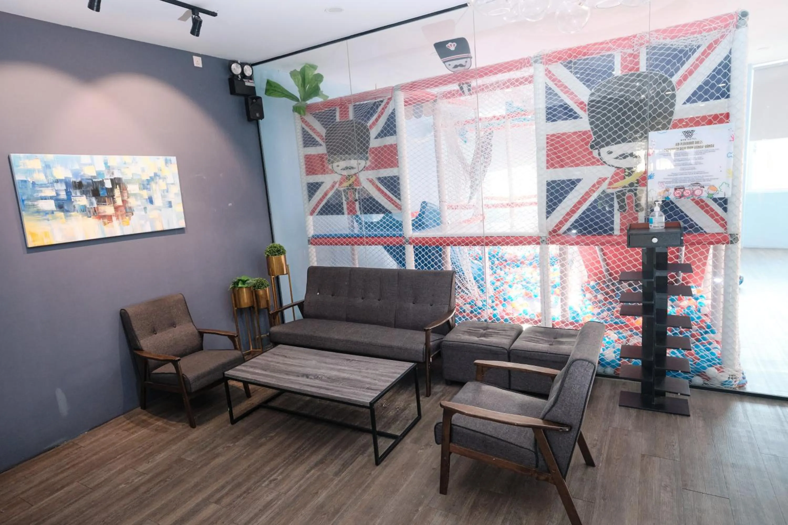 Seating area in Palette Georgetown Formerly WoW Hotel