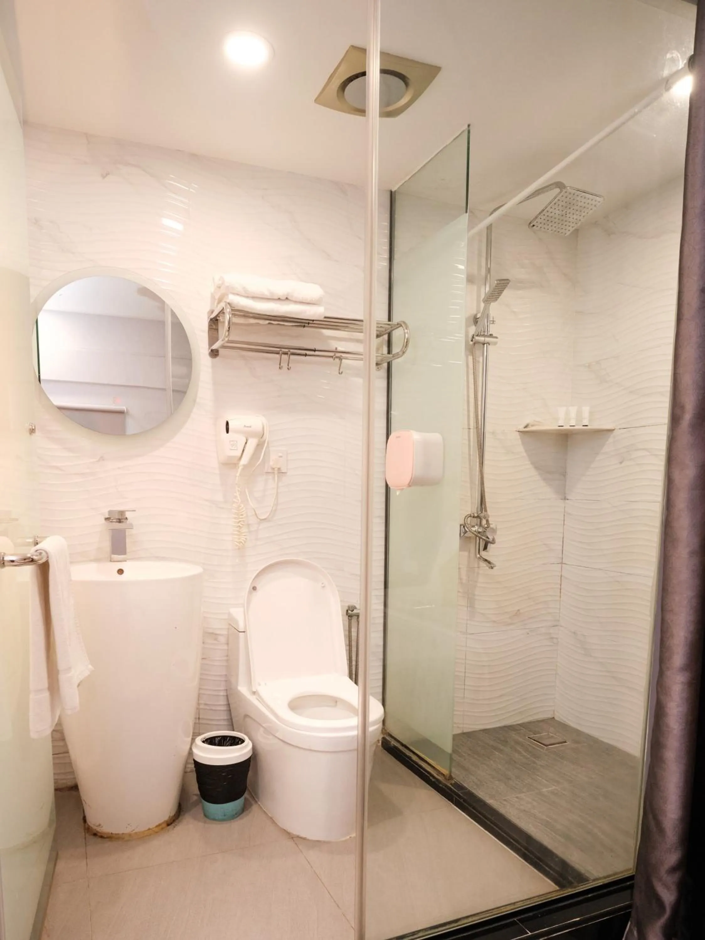 Bathroom in Palette Georgetown Formerly WoW Hotel