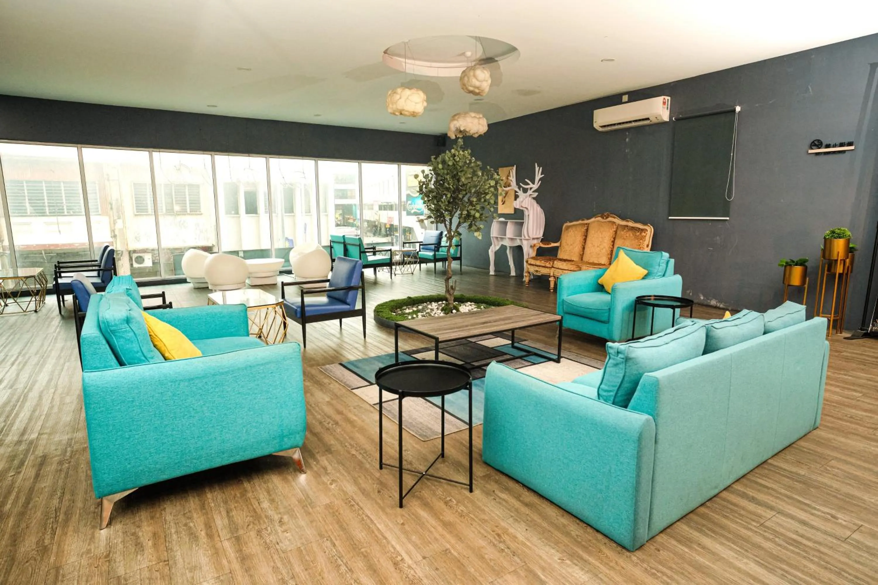 Seating area in Palette Georgetown Formerly WoW Hotel