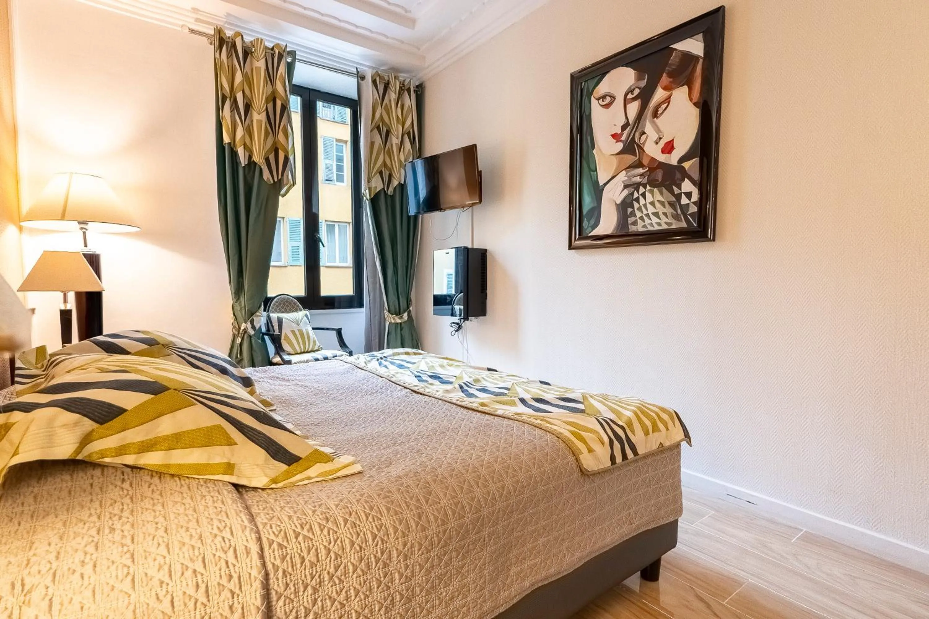 Bed in Hotel Le Meurice