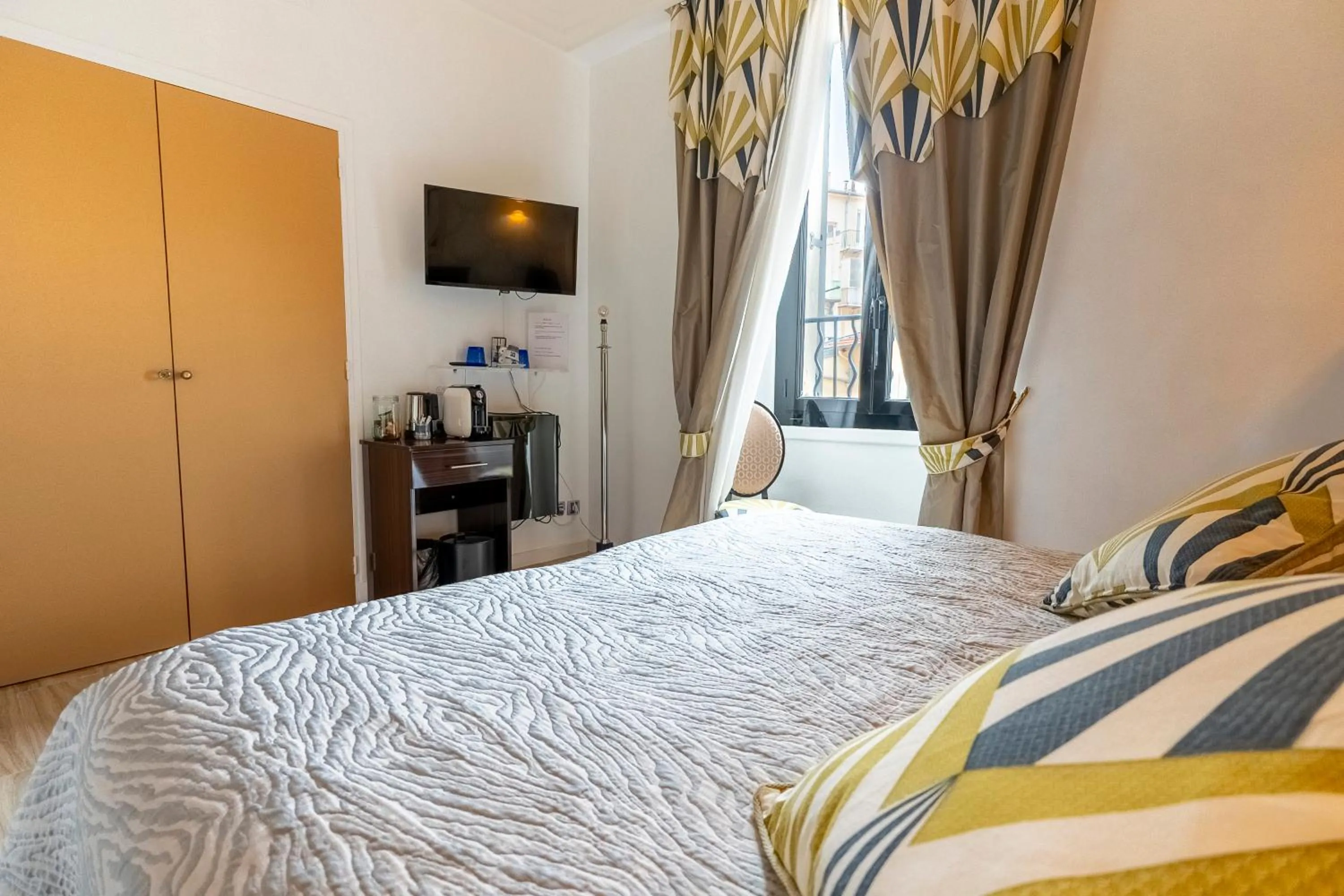 Bed in Hotel Le Meurice