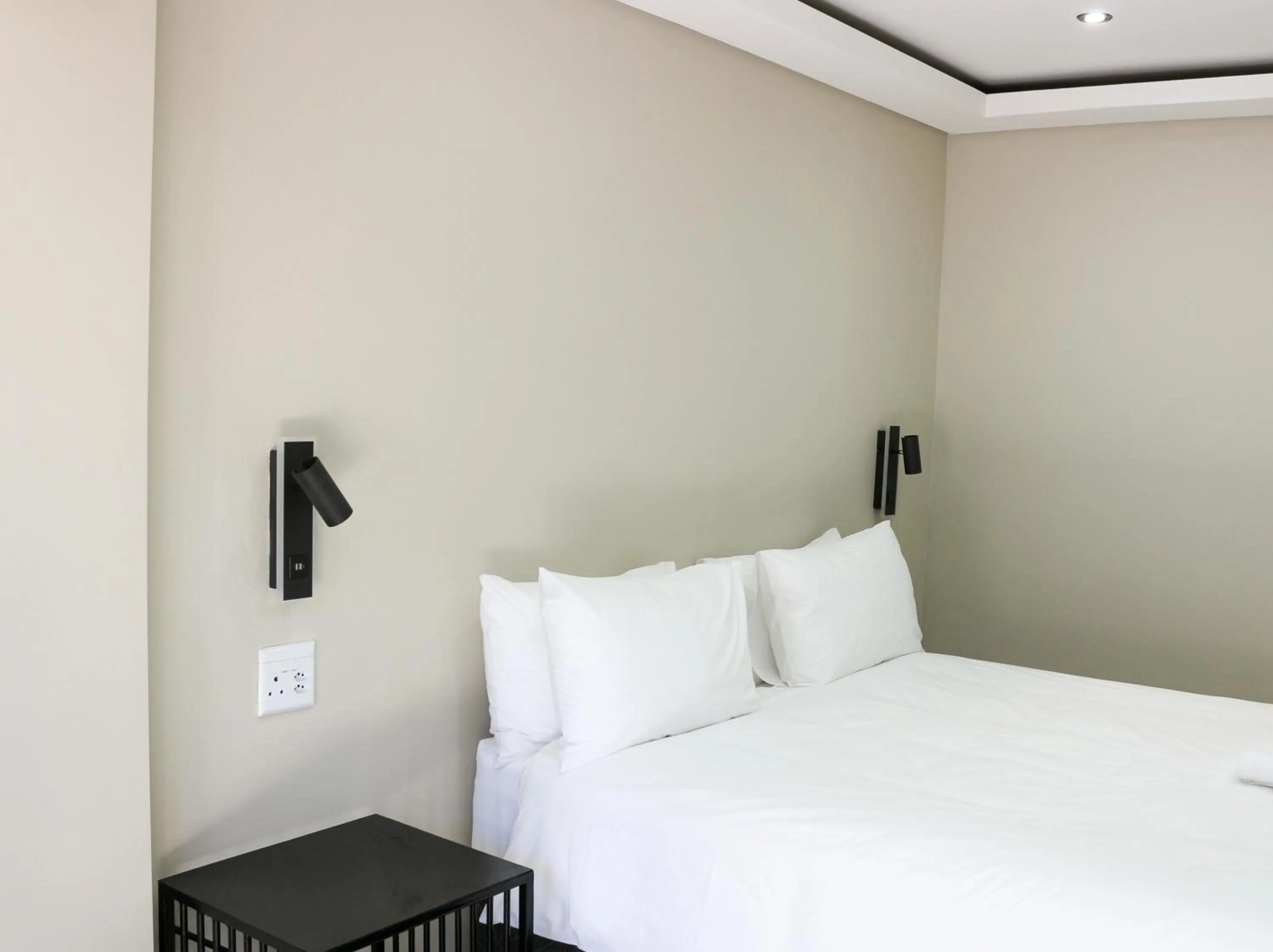 Bed in Luxury Heights Guesthouse- Pool under renovation