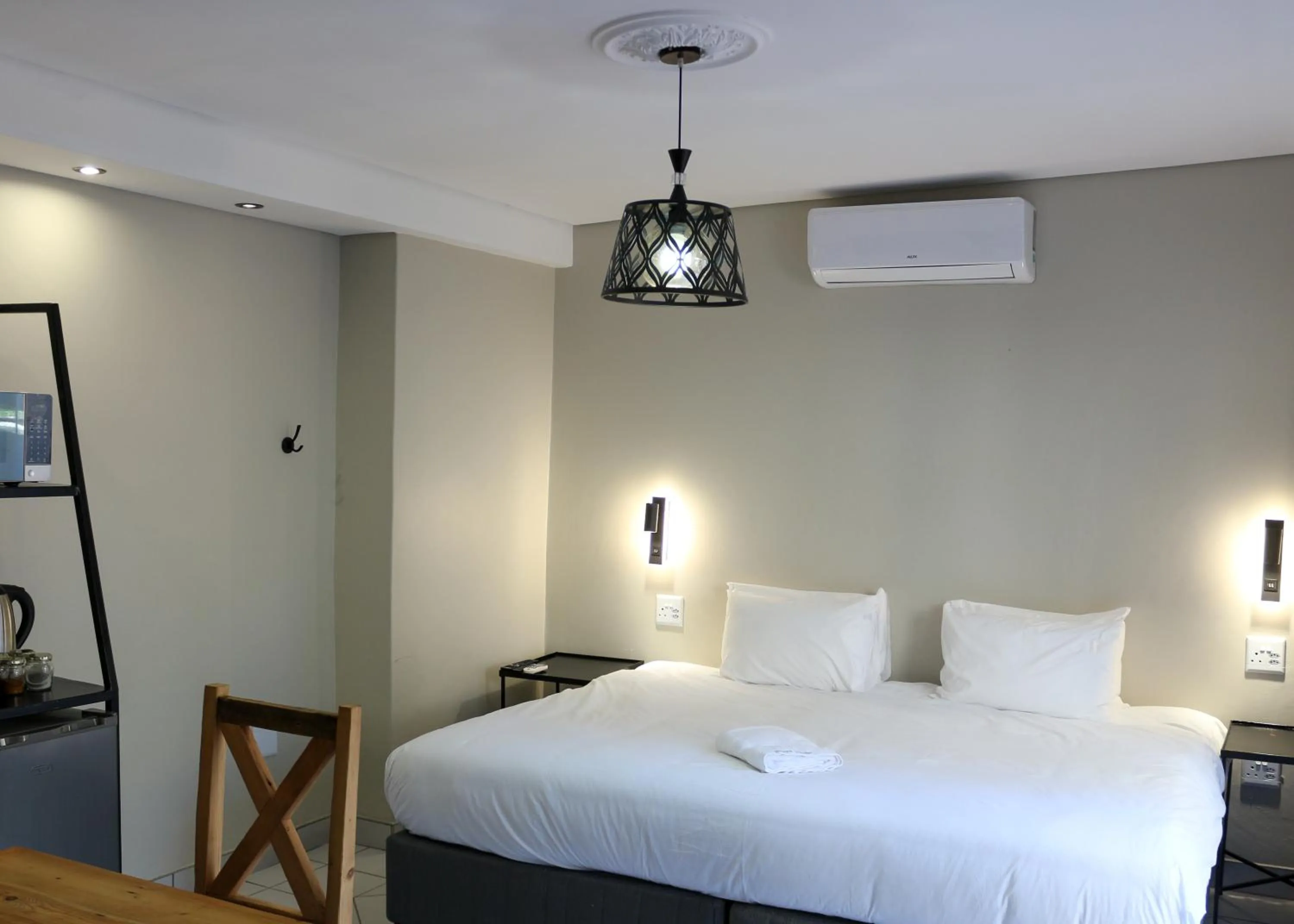 Bed in Luxury Heights Guesthouse- Pool under renovation