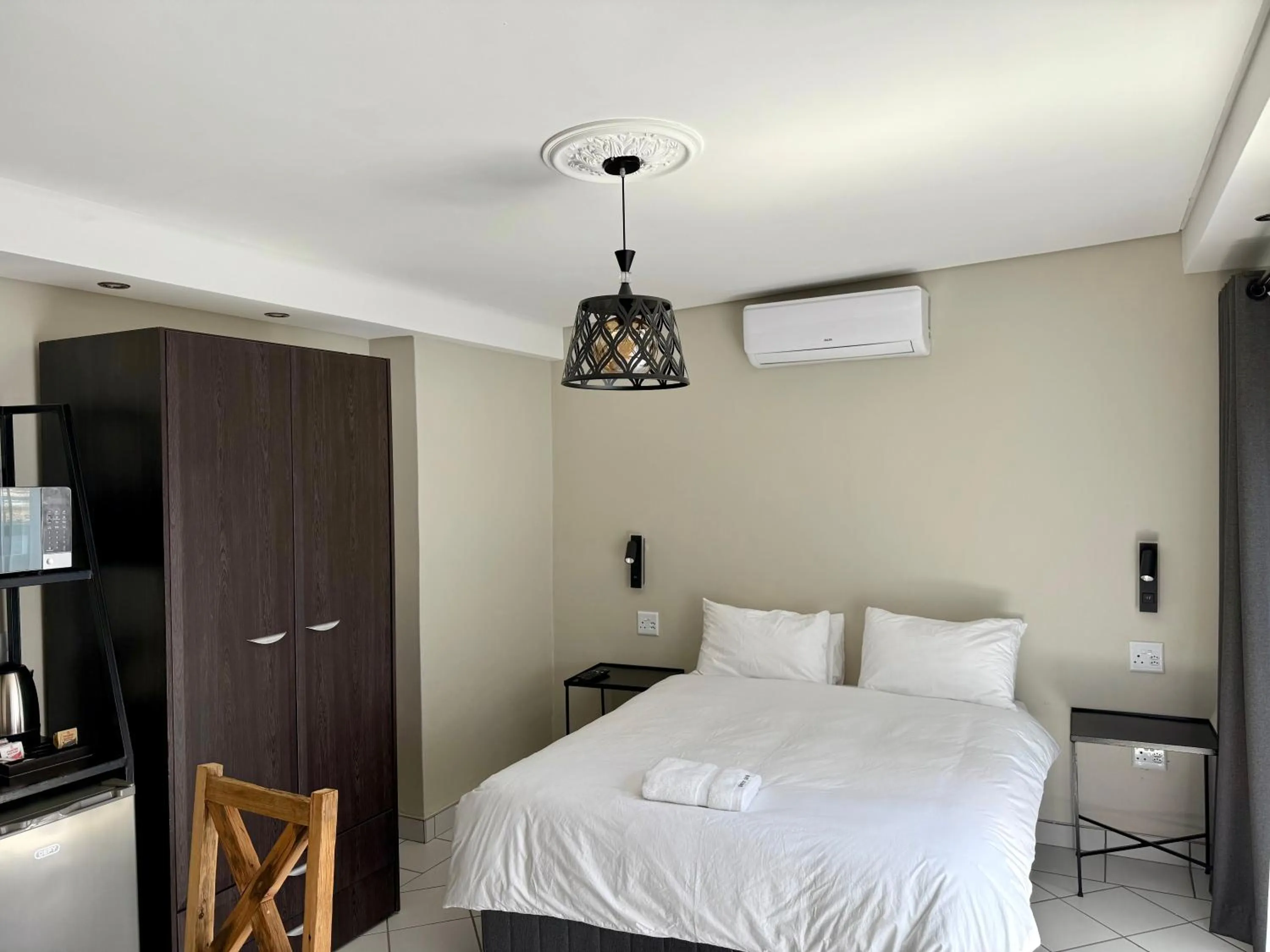 Bed in Luxury Heights Guesthouse- Pool under renovation