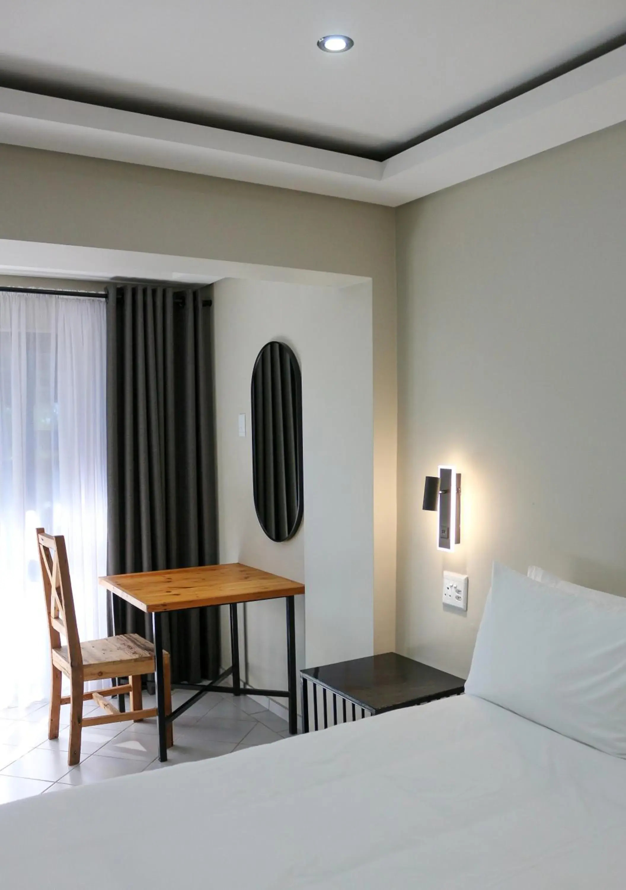 Queen Room in Luxury Heights Guesthouse- Pool under renovation Queen Room in Luxury Heights Guesthouse- Pool under renovation