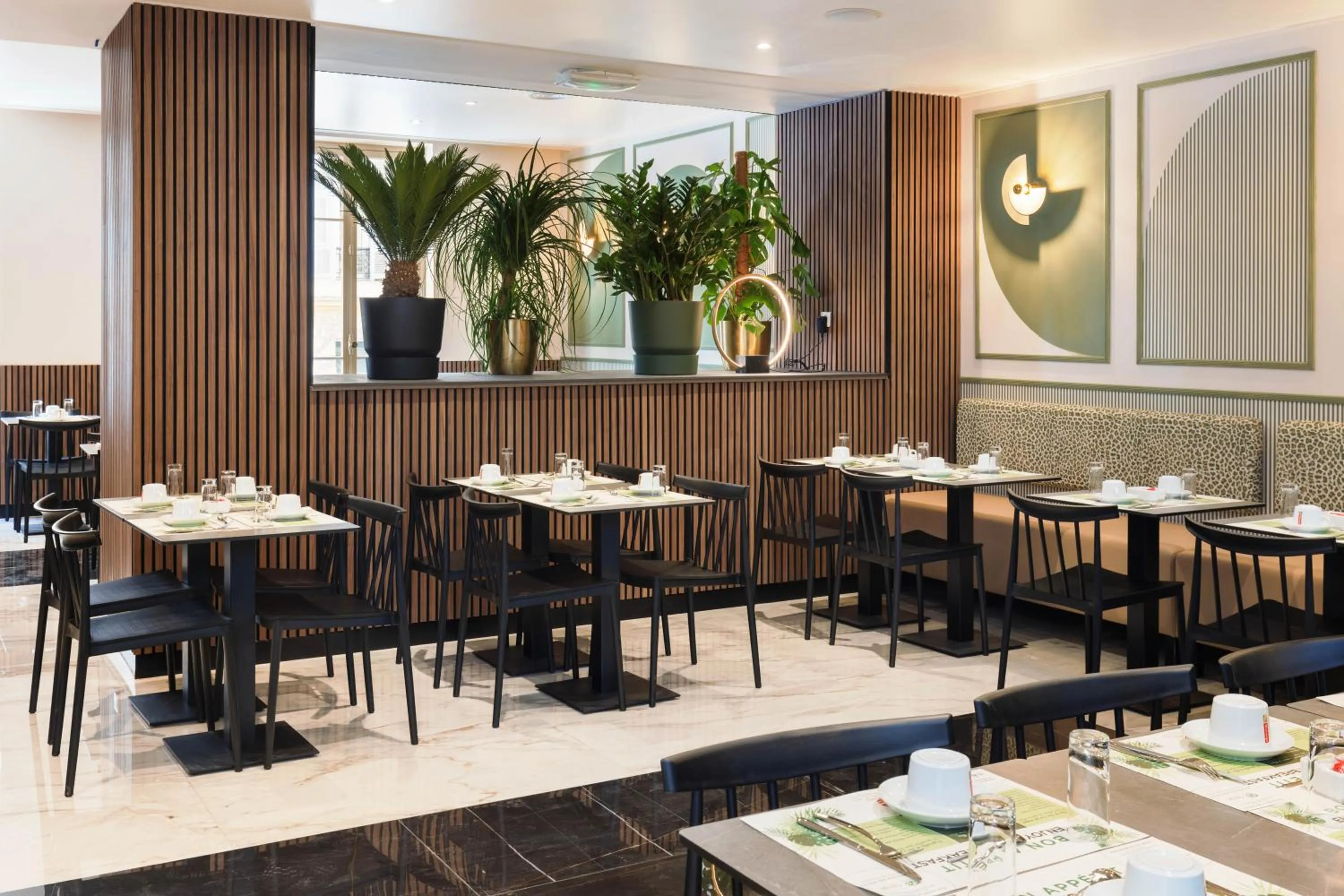 Restaurant/places to eat in Hotel Khla Nice