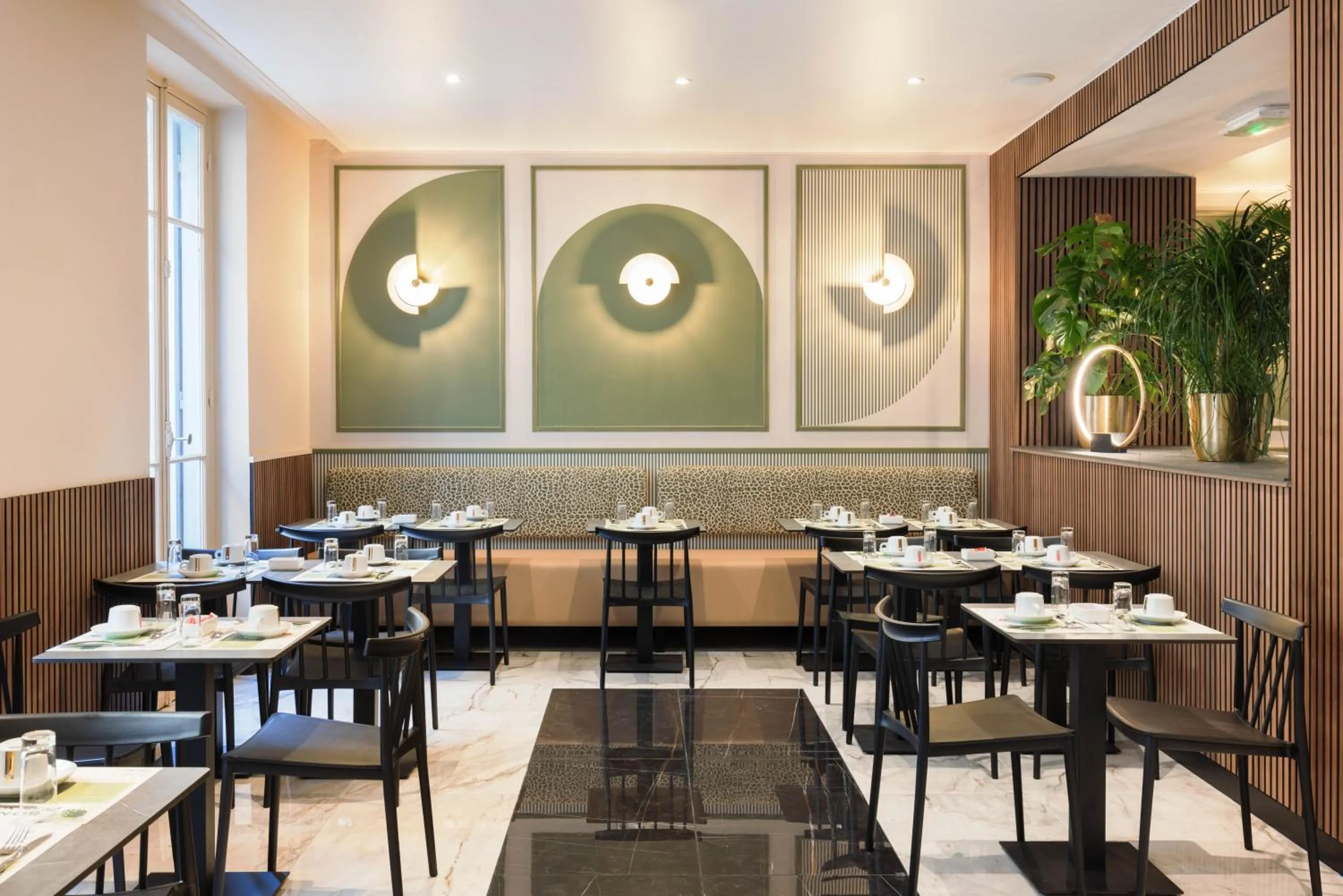 Restaurant/places to eat in Hotel Khla Nice