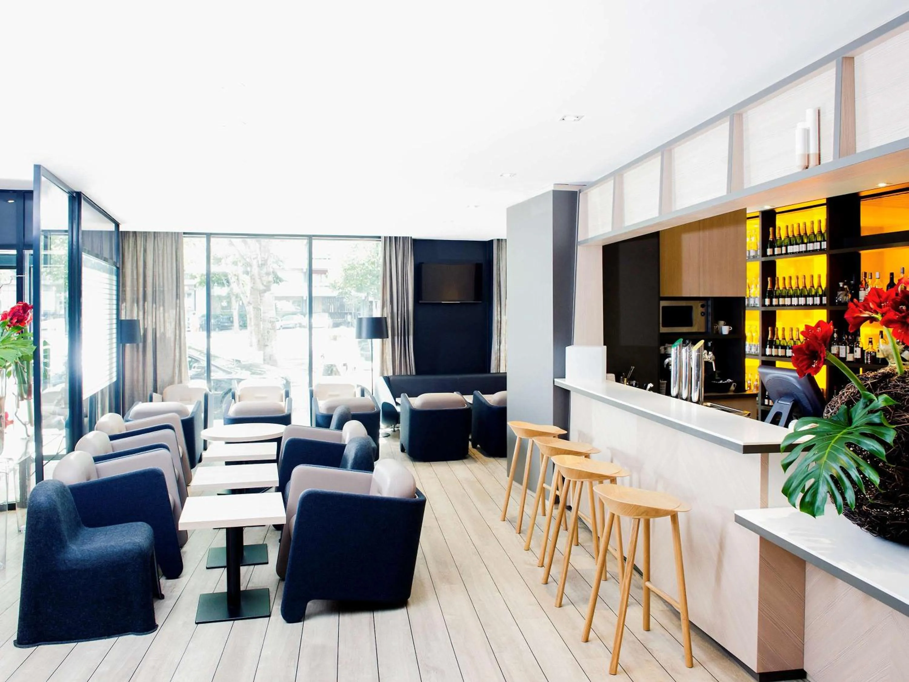 Lounge or bar in Novotel Marseille Centre Prado Vélodrome