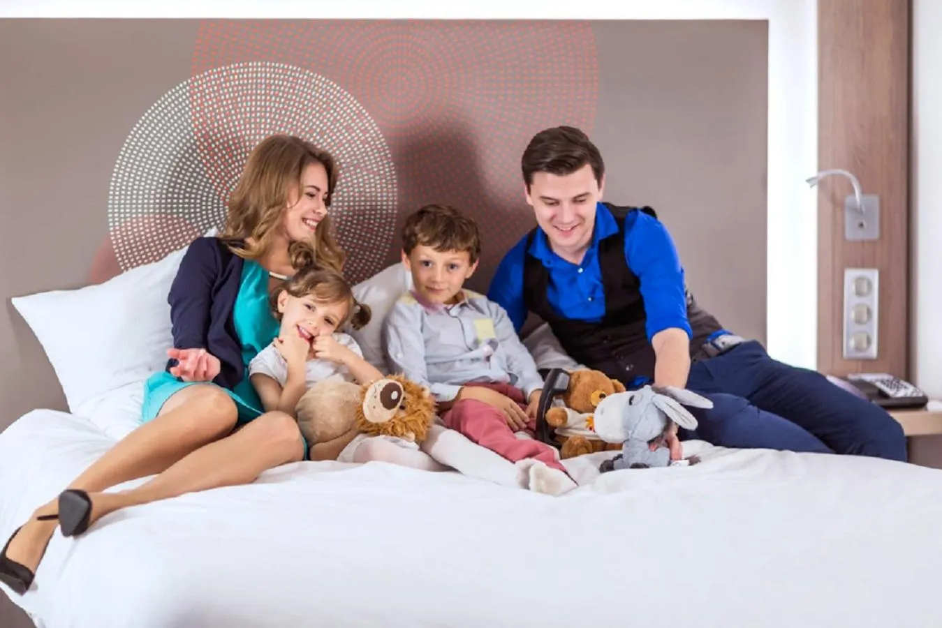 People, Bed in Novotel Marseille Centre Prado Vélodrome