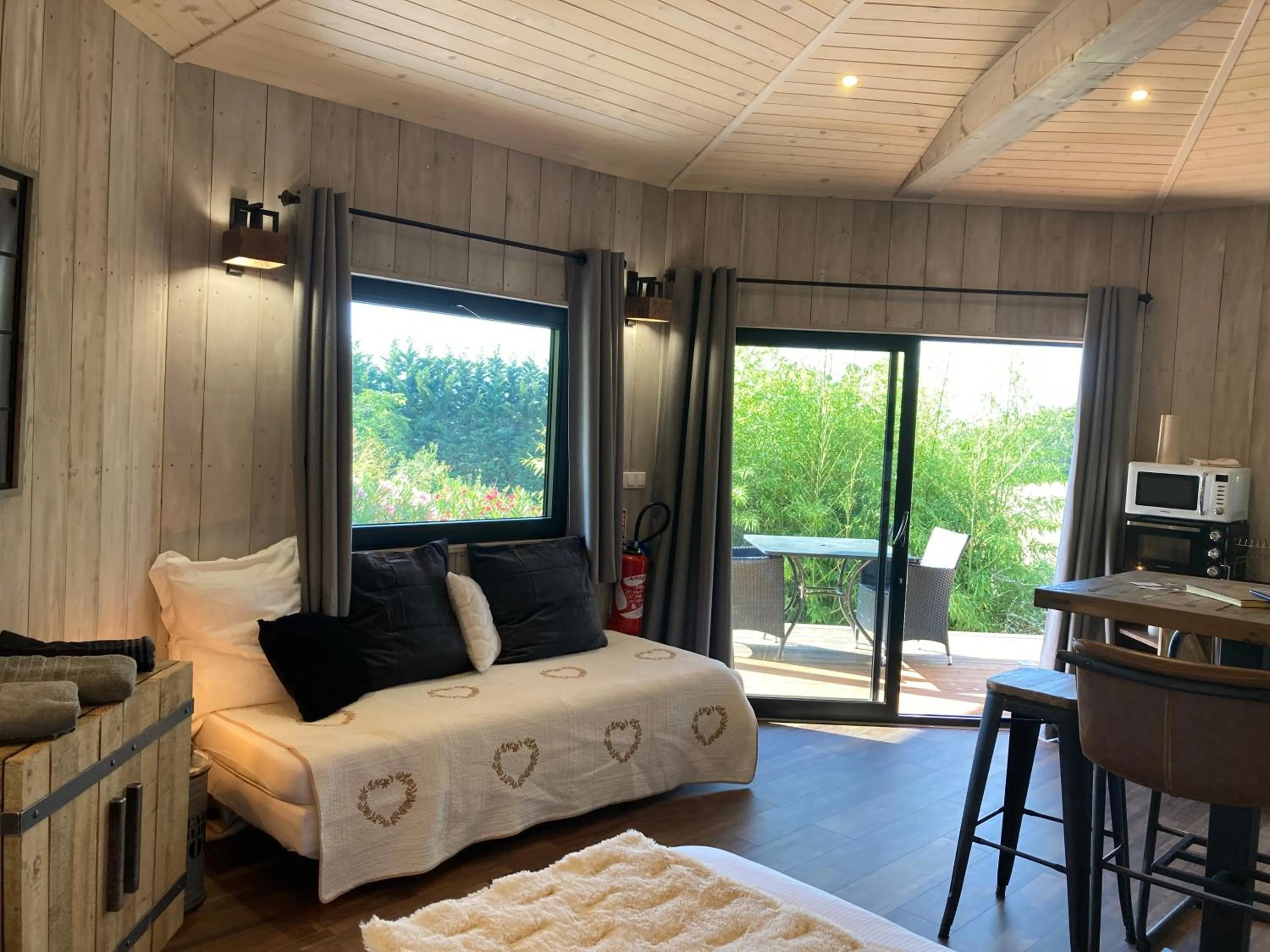 Decorative detail, Bed in Cabanes Trésors de Campagne,spas privatifs