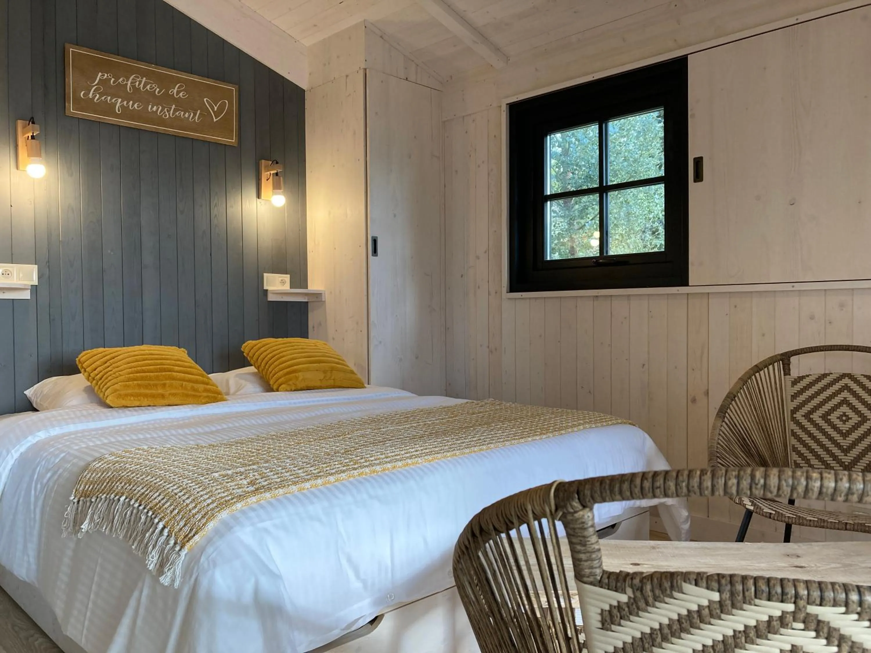 Photo of the whole room, Bed in Cabanes Trésors de Campagne,spas privatifs