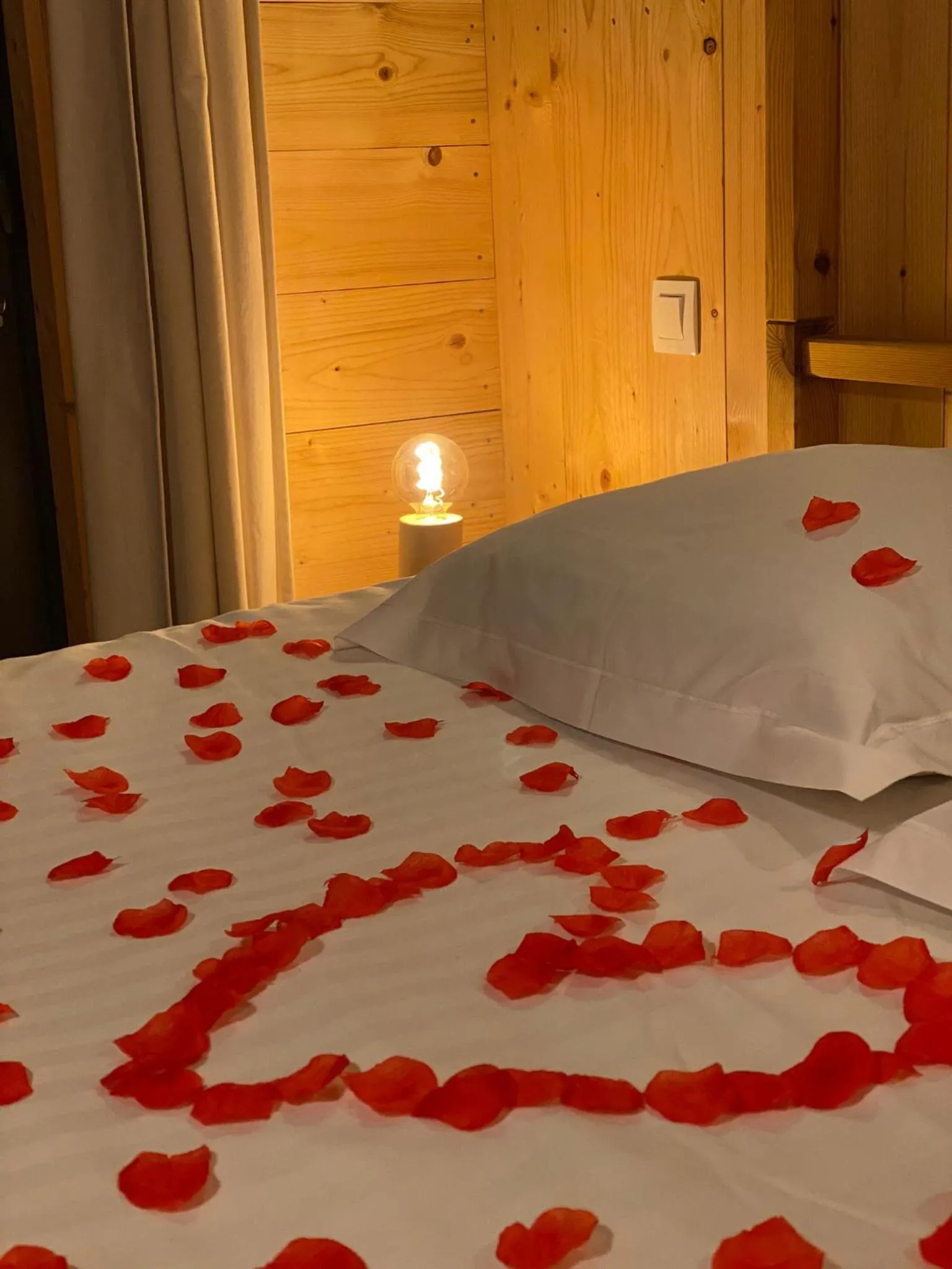 Decorative detail, Bed in Cabanes Trésors de Campagne,spas privatifs