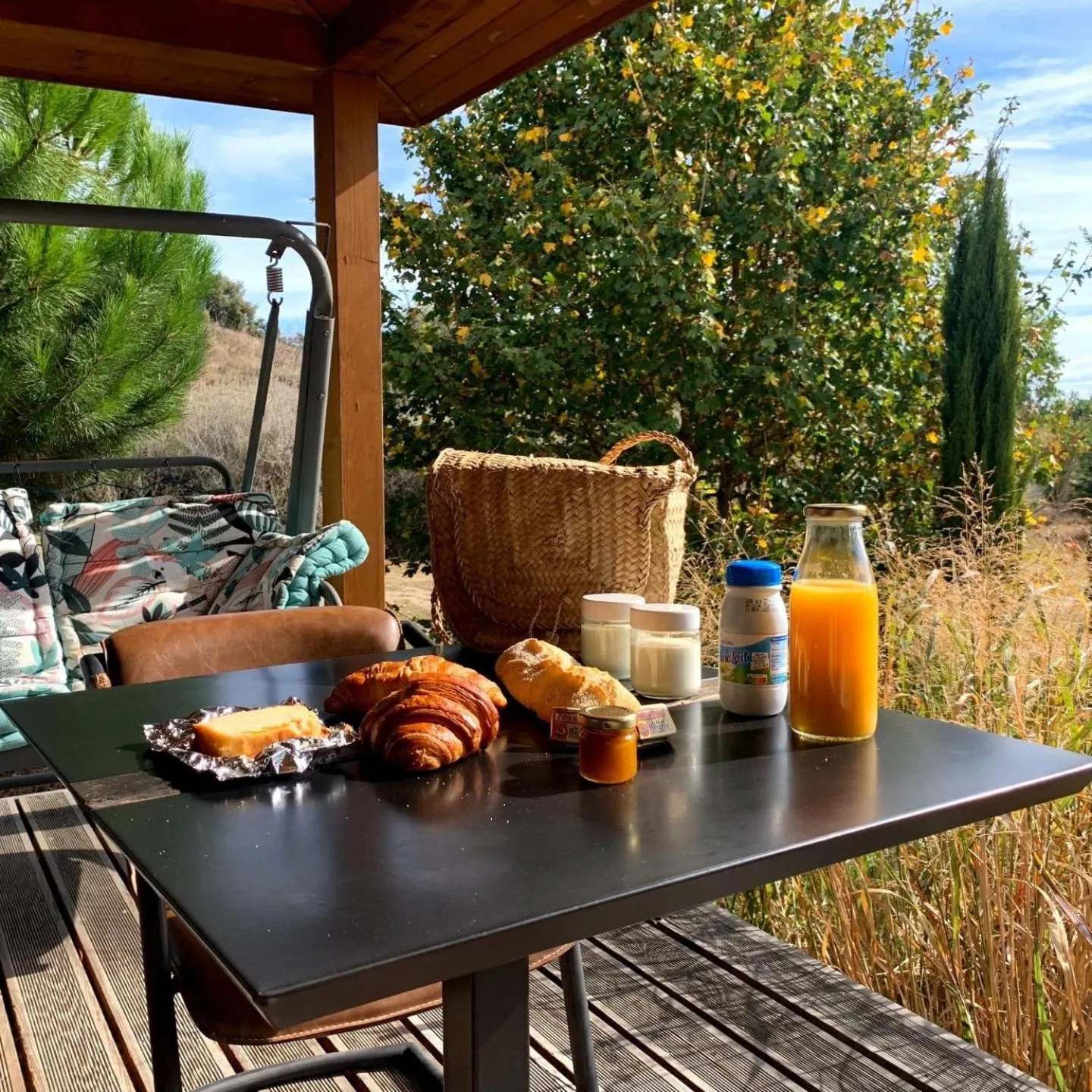 Continental breakfast in Cabanes Trésors de Campagne,spas privatifs