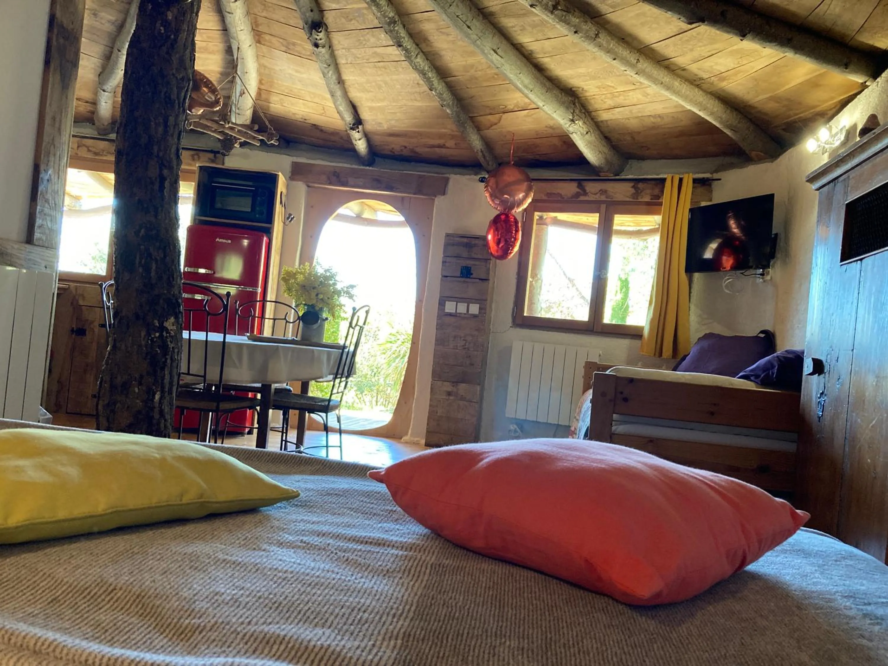 Photo of the whole room, Bed in Cabanes Trésors de Campagne,spas privatifs