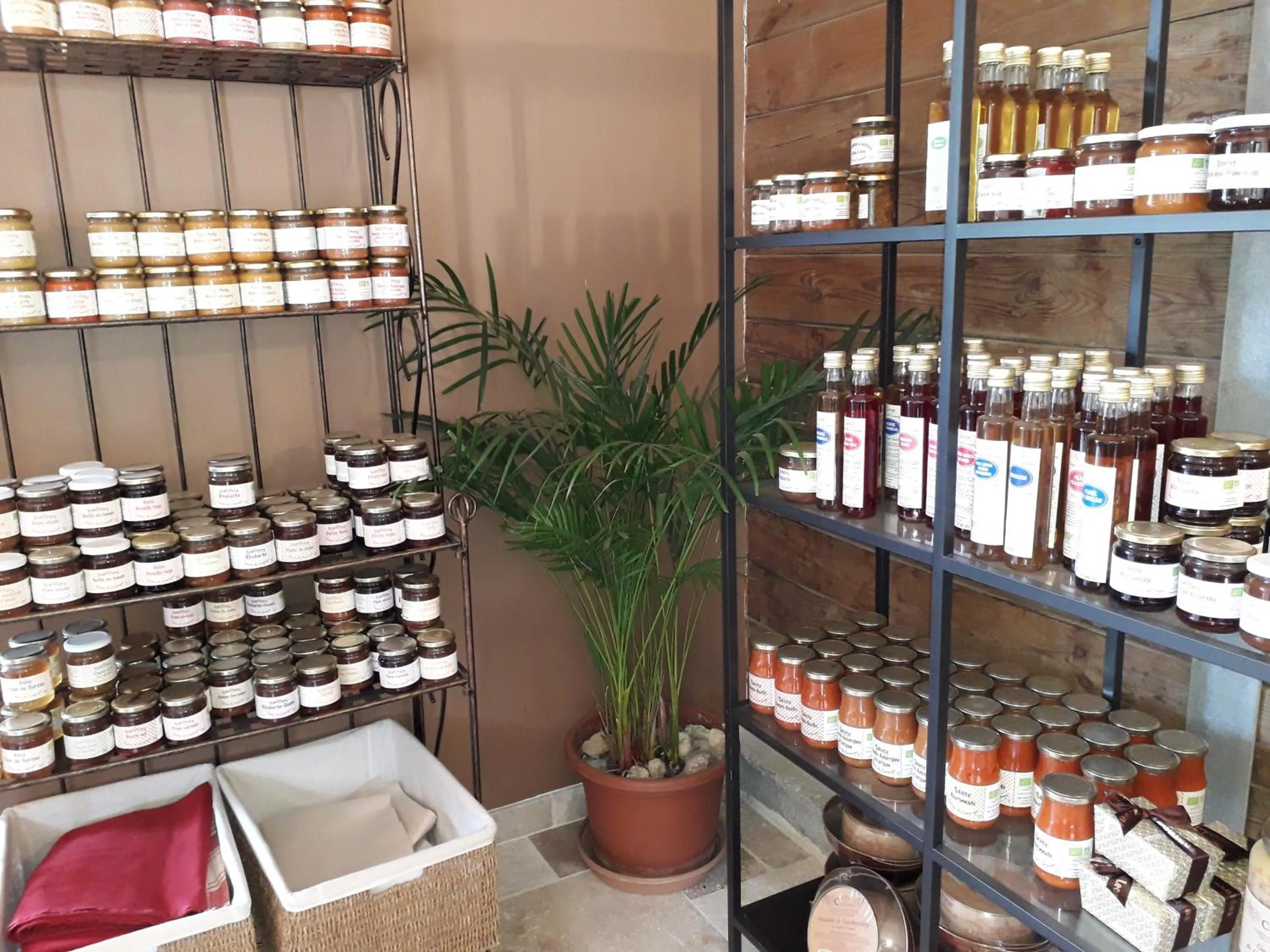 Restaurant/places to eat in Cabanes Trésors de Campagne,spas privatifs