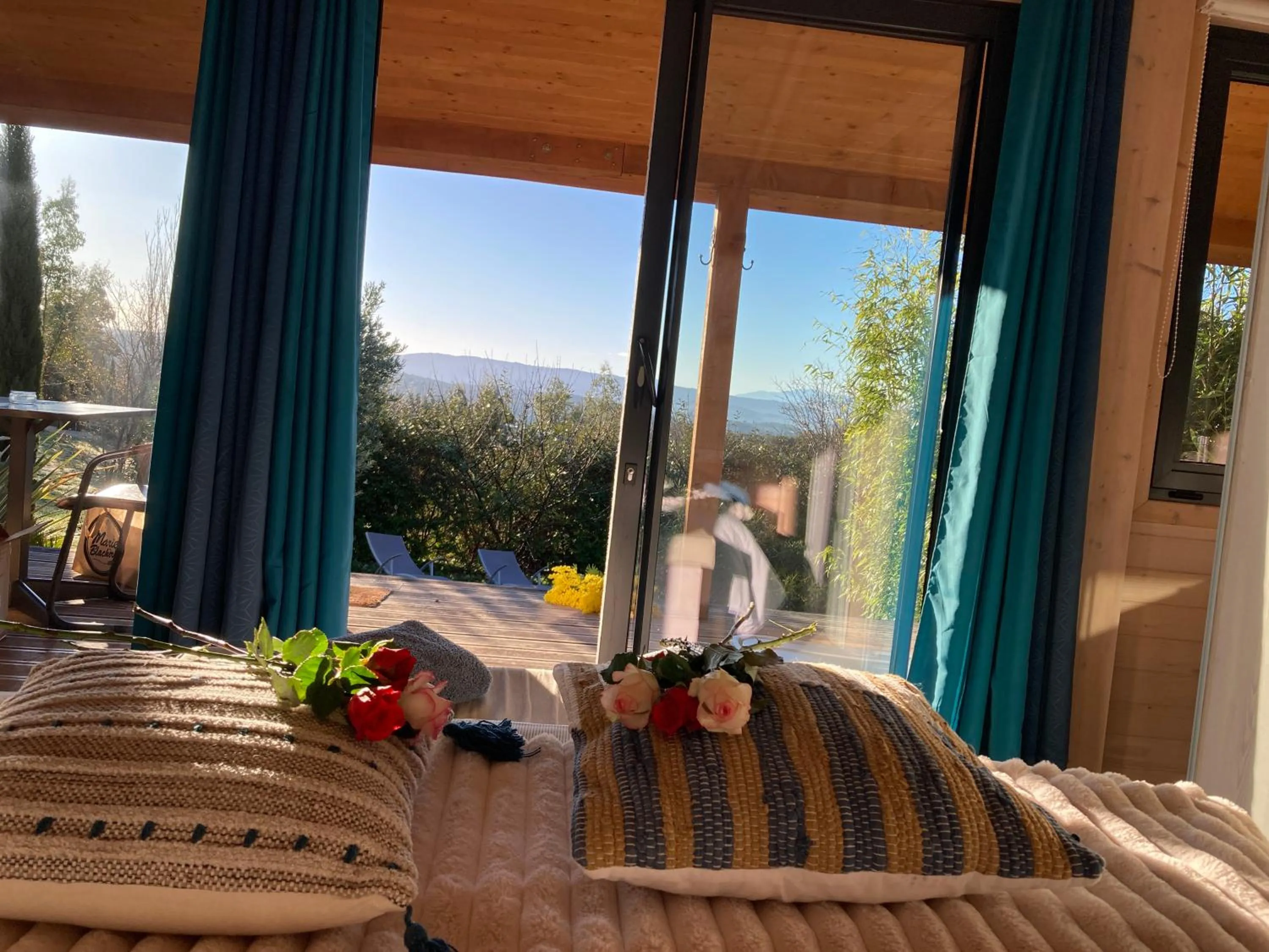 Mountain view, Bed in Cabanes Trésors de Campagne,spas privatifs