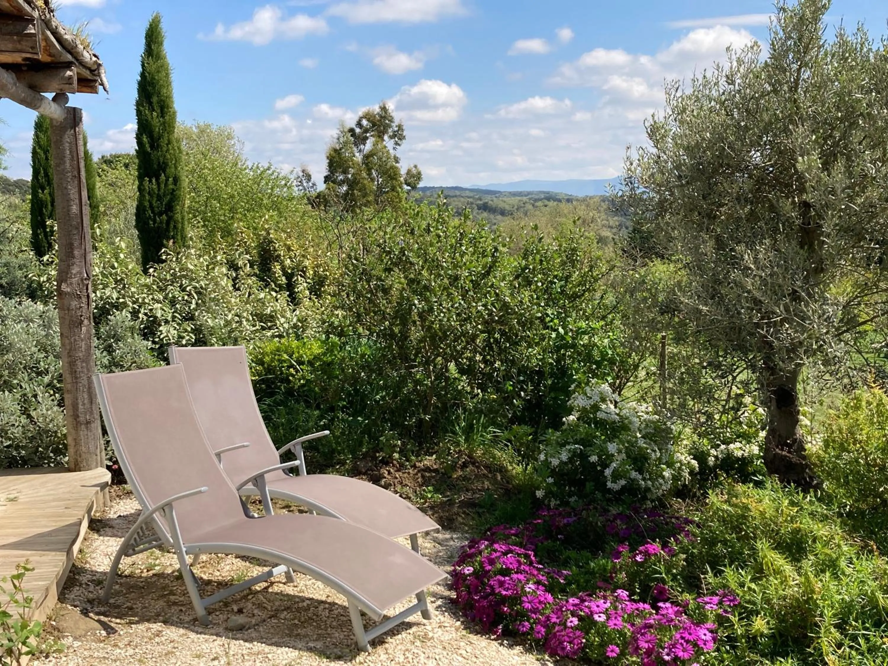 sunbed in Cabanes Trésors de Campagne,spas privatifs