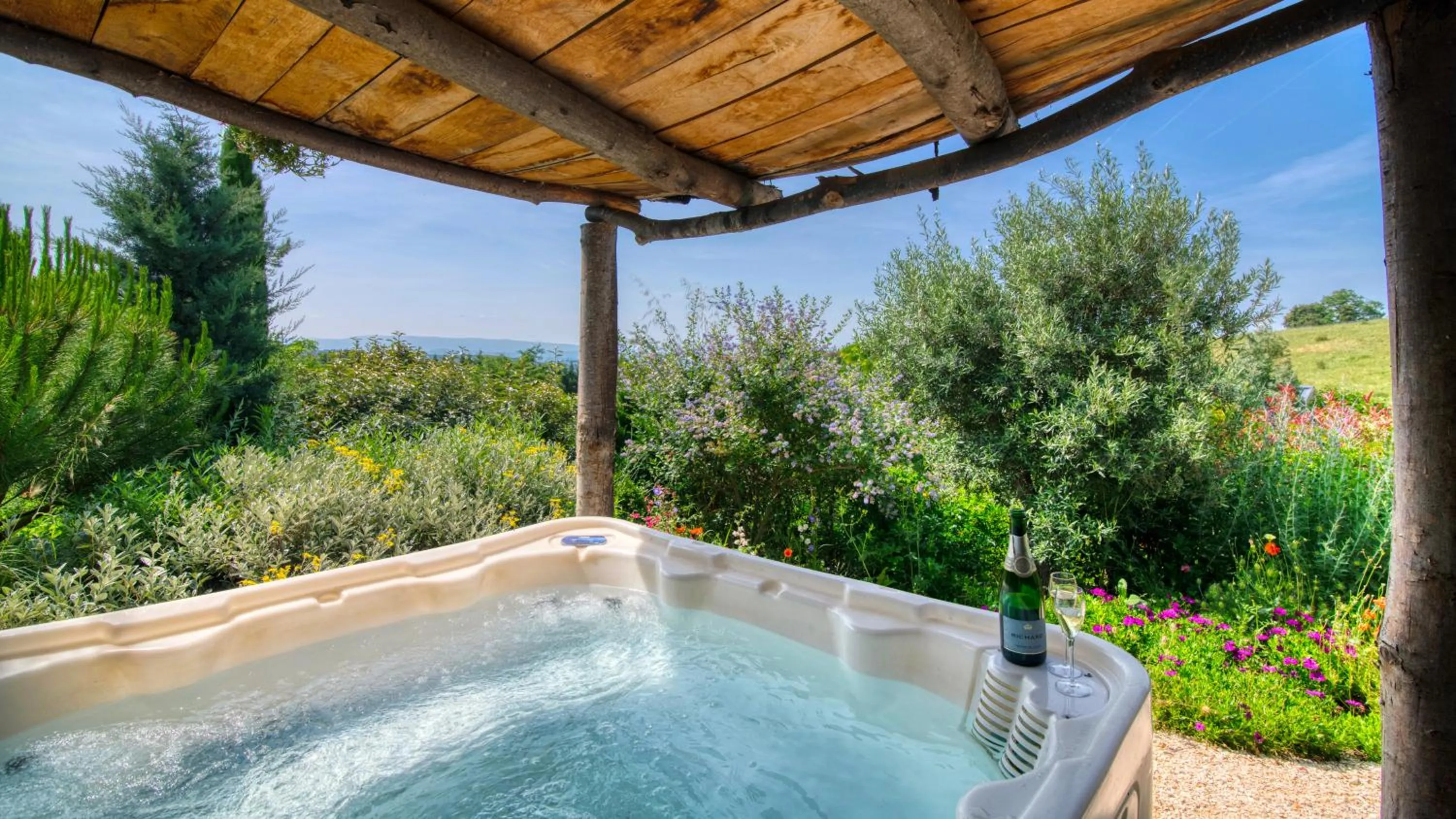 Patio in Cabanes Trésors de Campagne,spas privatifs