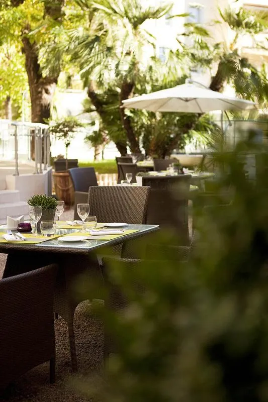 Inner courtyard view in Hôtel Oceania Le Métropole