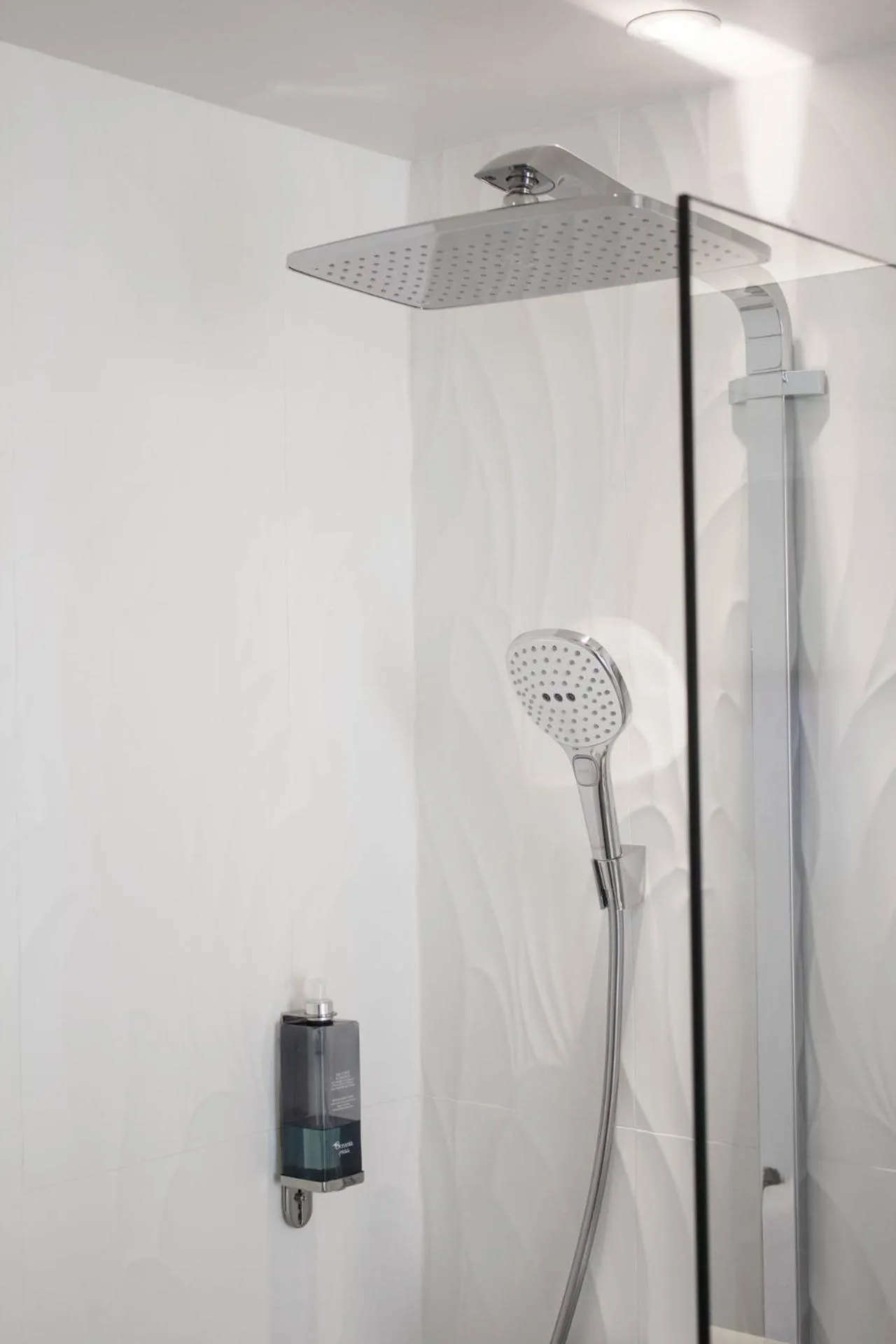 Shower in Hôtel Oceania Le Métropole