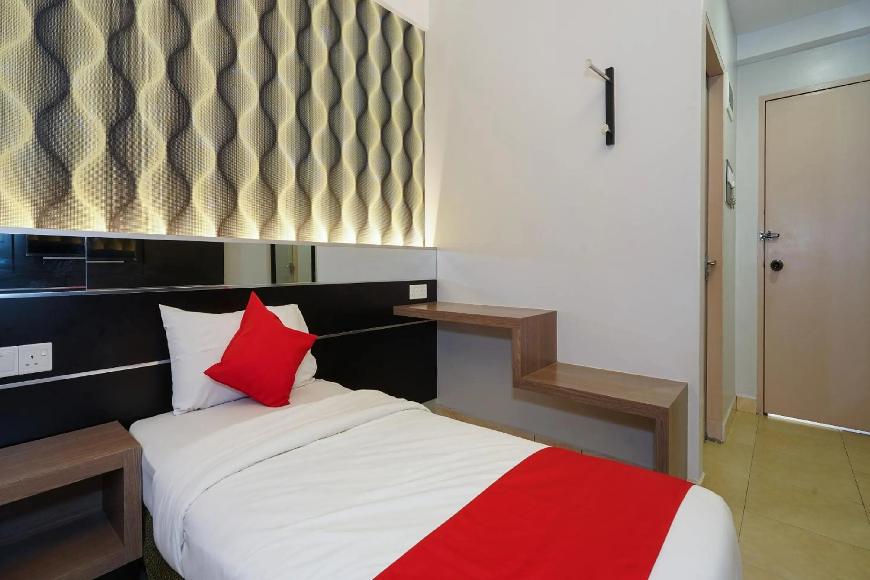 Bedroom, Bed in Hotel O Hotel Orchard Inn