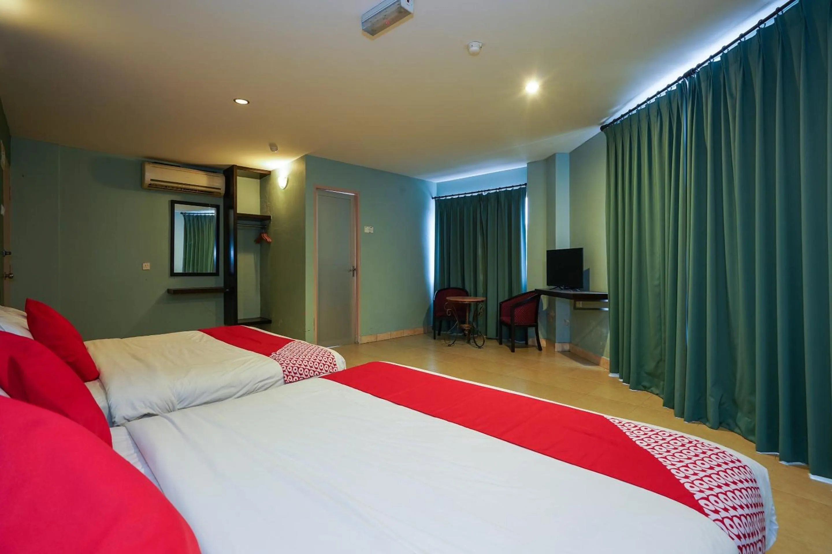 Bedroom, Bed in Hotel O Hotel Orchard Inn