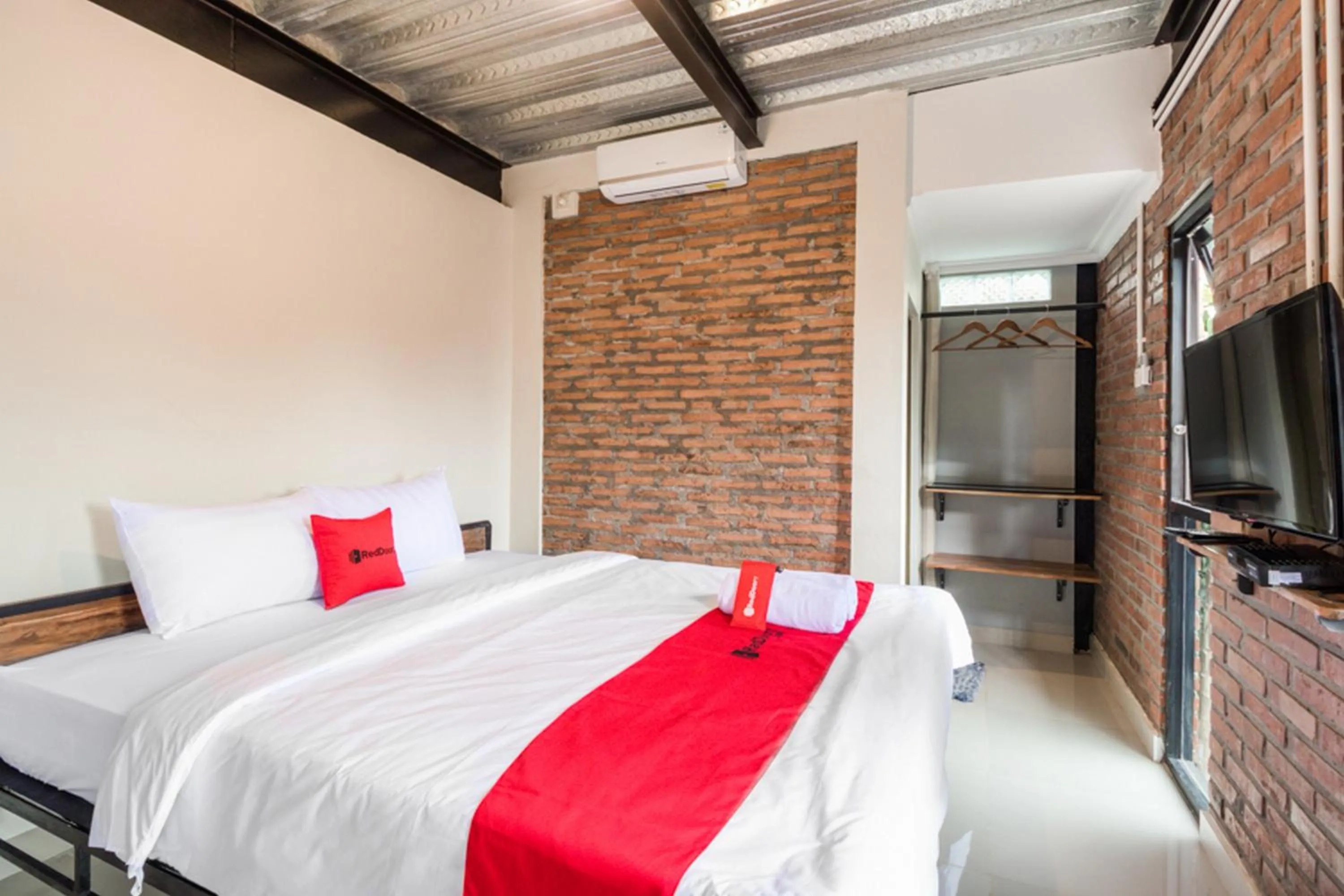 Bedroom, Bed in RedDoorz Syariah @ Babadan Baru Jakal