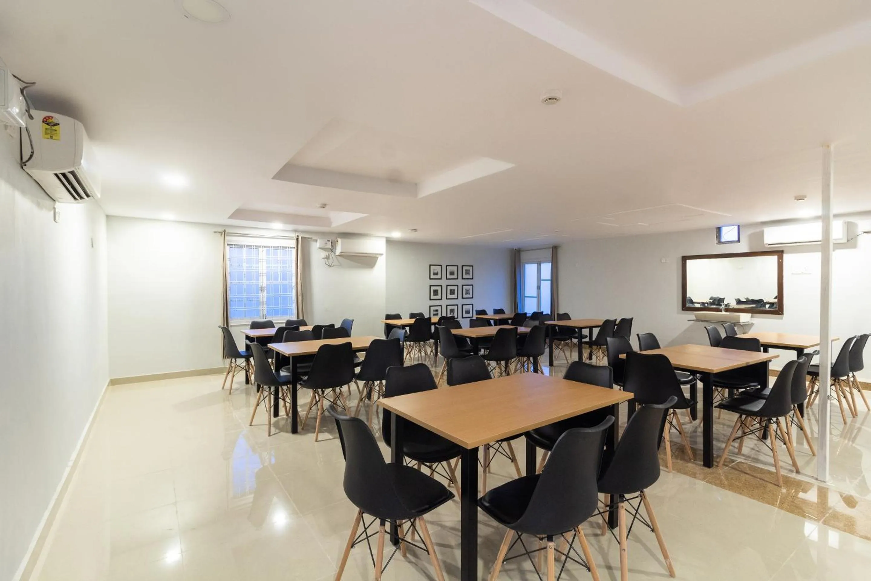 Restaurant/places to eat in THE STROBE SILVERKEY HOTEL