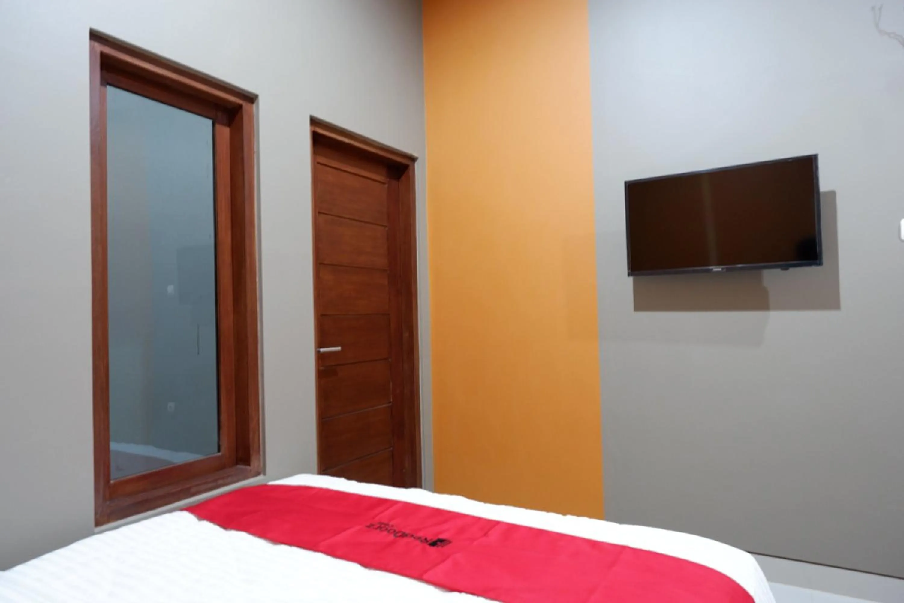 TV and multimedia, Bed in RedDoorz Syariah near Stasiun Tegal