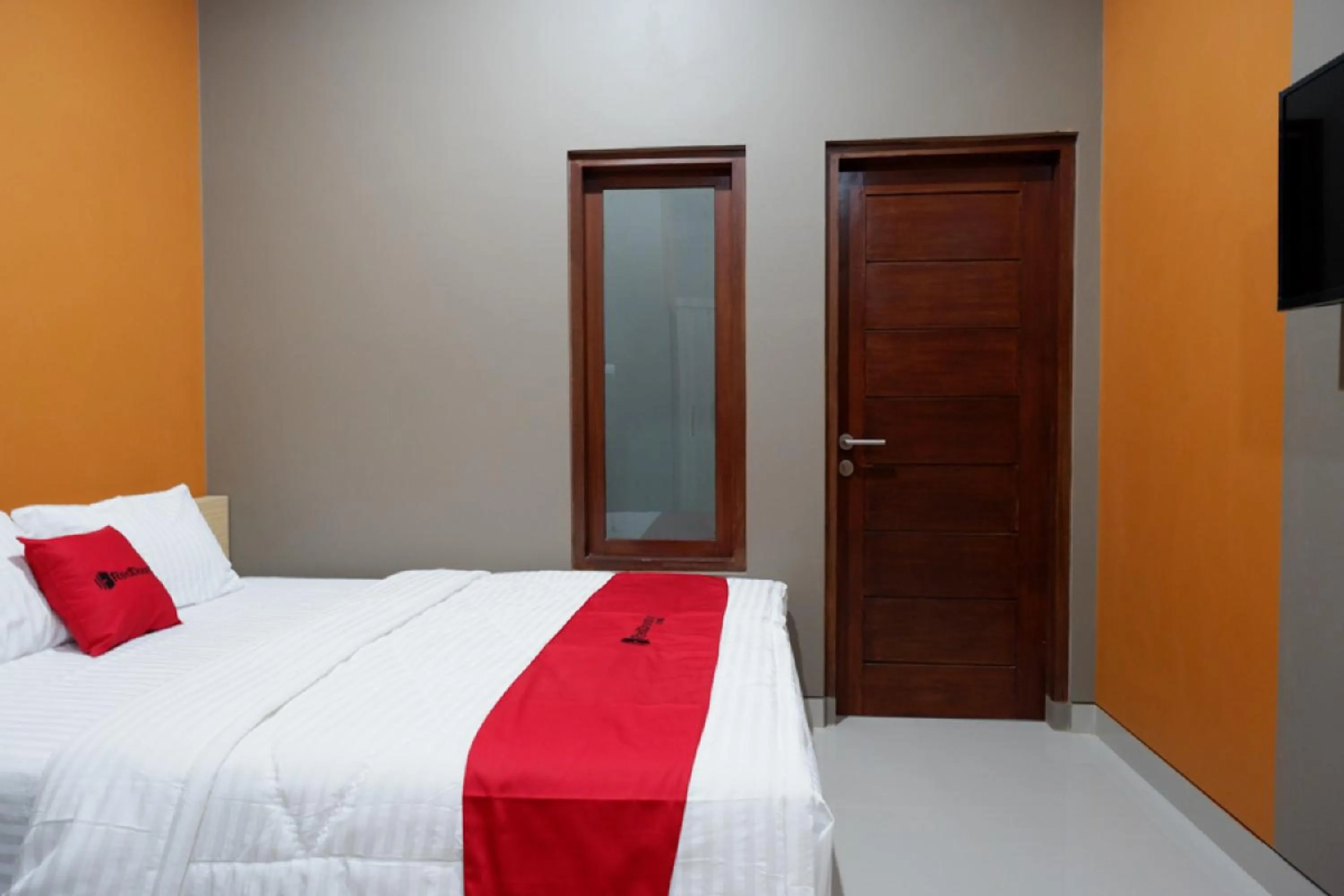 Bedroom, Bed in RedDoorz Syariah near Stasiun Tegal