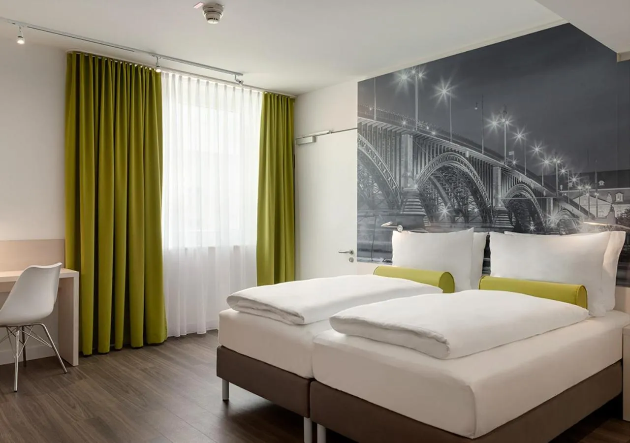 Bed in Super 8 by Wyndham Mainz Zollhafen