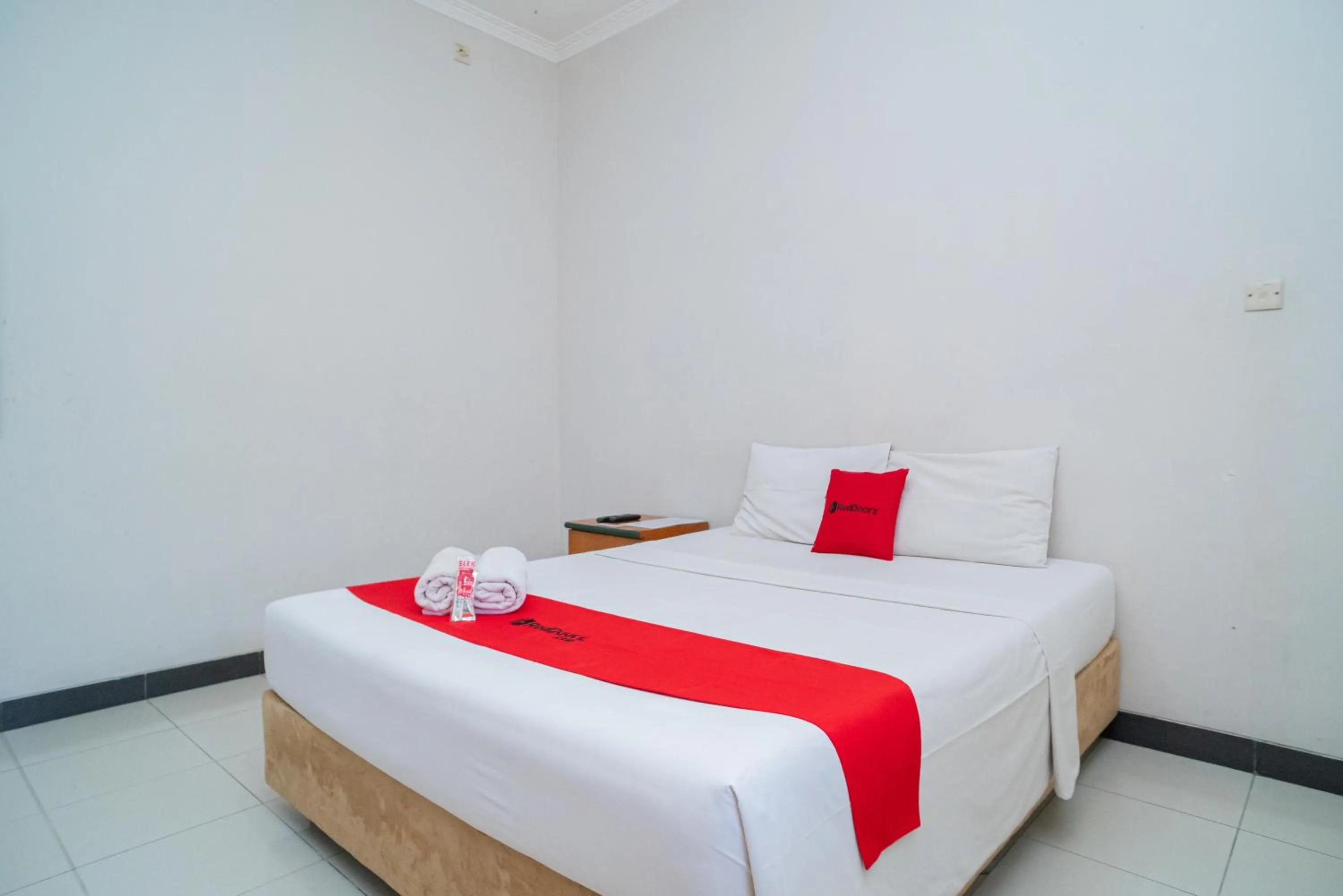 Bedroom, Bed in RedDoorz near Rumah Sakit Baptis Kediri