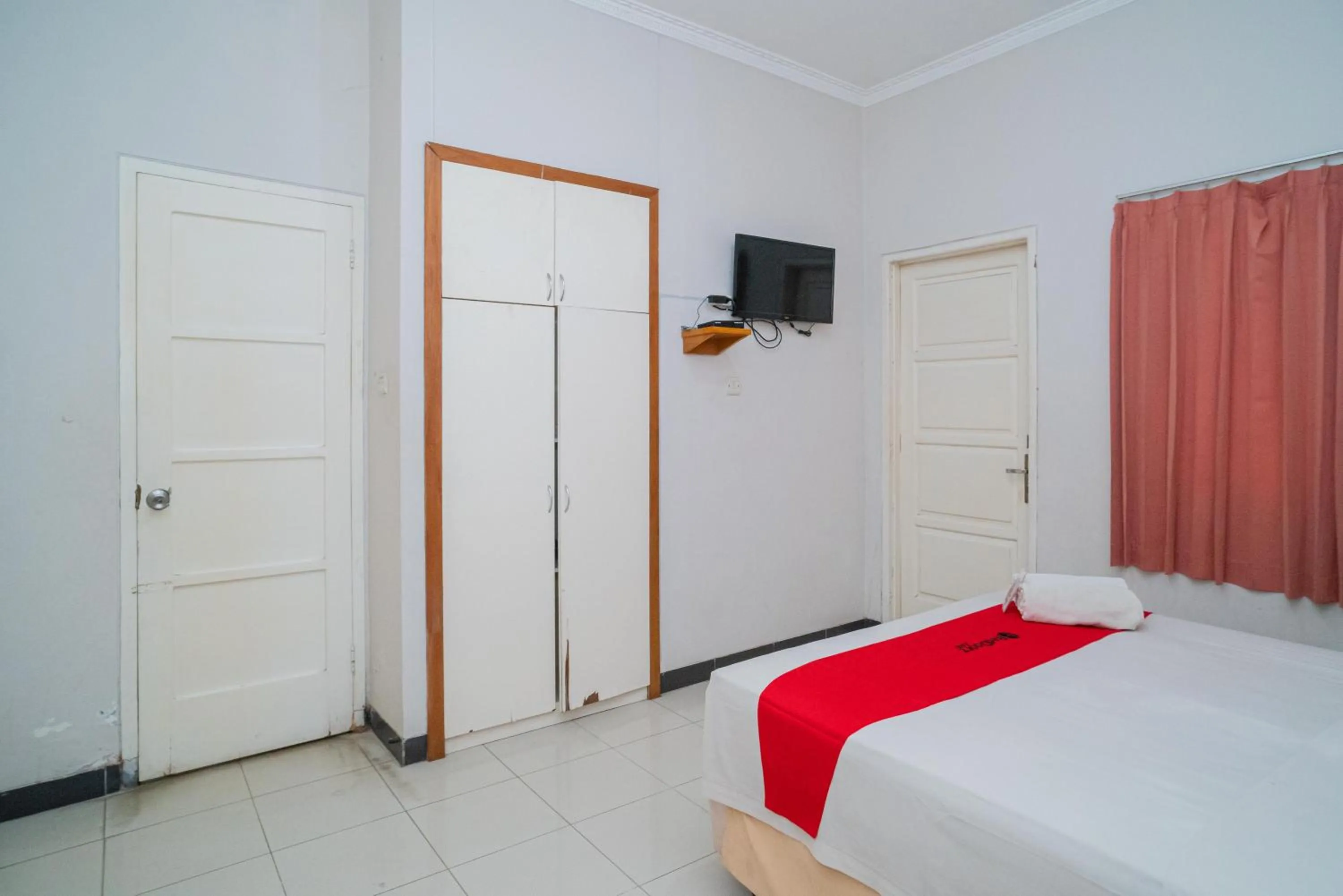 Bedroom, Bed in RedDoorz near Rumah Sakit Baptis Kediri
