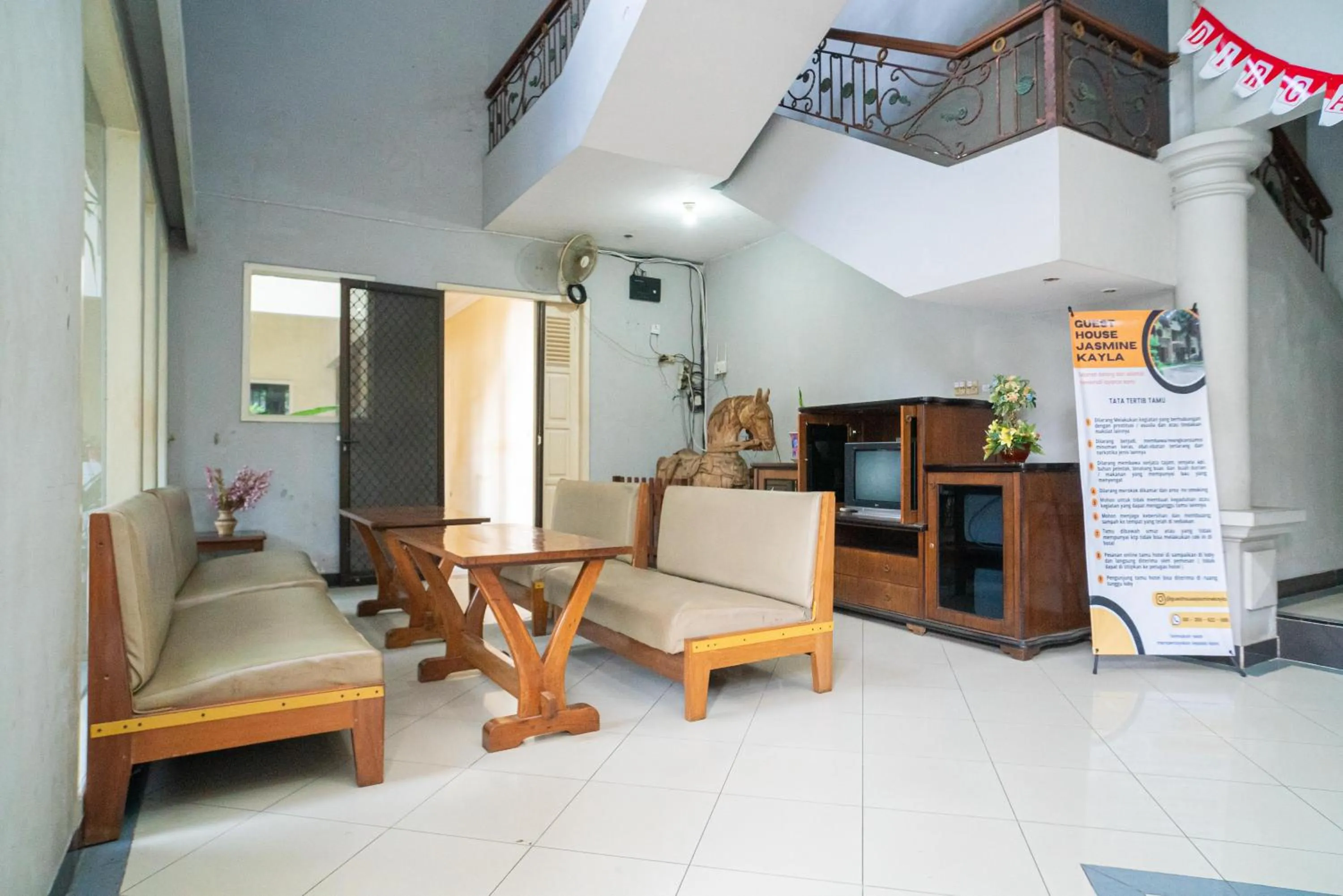 Lobby or reception in RedDoorz near Rumah Sakit Baptis Kediri